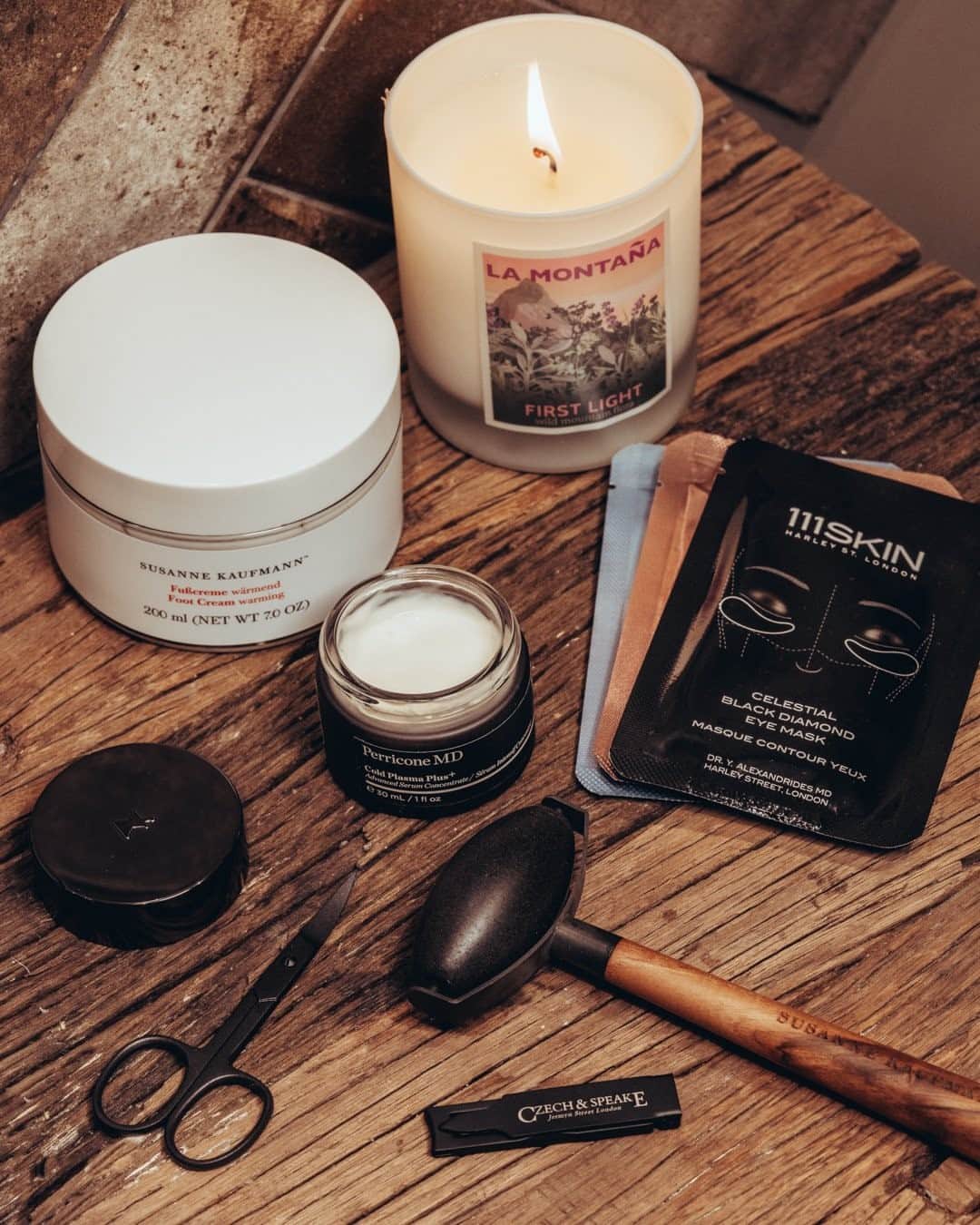 MR PORTERのインスタグラム：「The world can be sorted into two types of people: those who have the time and inclination to commit to a 15-step Korean skincare regimen and, well, those who don’t. If this picture sets your pulse racing (what's that little face roller - you ask) then you're going to want to head to the link in bio to discover the ultimate lazy guy's grooming routine. You can thank us later.」