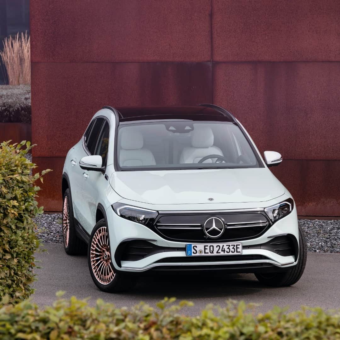 メルセデス・ベンツさんのインスタグラム写真 - (メルセデス・ベンツInstagram)「[Stromverbrauch kombiniert: 15,7 kWh/100 km  CO₂-Emissionen kombiniert: 0 g/km  mb4.me/DAT-Leitfaden-electric  EQA 250]  As the all-electric sibling of the GLA, the EQA is powered by a "double-decker" lithium-ion battery and an electric powertrain. 💥  #MercedesEQ #MercedesBenz #foranewgeneration #EQA」1月30日 0時00分 - mercedesbenz