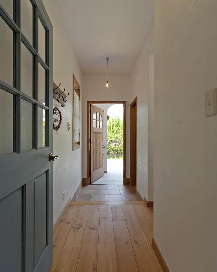 Ideal Home－株式会社ウエストビルドさんのインスタグラム写真 - (Ideal Home－株式会社ウエストビルドInstagram)「玄関ドアは、木製輸入ドア🚪 ホールを通ってリビングに😄リビングドアは落ち着いたブルーで塗装。空間のアクセントななってます🏠✨  暮しの豊かさを求めるお施主様と共に、 「Gentle&Honset（正直で素直）」の姿勢で「あなたスタイルの家」をご提案。 私らしく暮らす☺️毎日「好き」がみつかるそんな家を一緒に建築させて頂きます。 家づくりを一緒に楽しみたい！そんな方は、ウエストビルドにご相談ください😄ＤＭ、コメントお待ちしてます😌 ↓プロフィール欄からHPに移動できます。 * ******** @westbuild138152 * ********** *  お住まい後のお庭づくりや、お気に入りの雑貨を飾って暮らしを楽しまれているOBさんをご紹介してるインスタアカウント🏡😄* @westbuild02 *  施工対応エリア * #大阪府　兵庫県　奈良県　京都府　滋賀県　一部 * 2月は20日、21日に大阪狭山市で完成見学会を開催します。😄✨ オンラインでのご相談もご対応しております。 この機会に体感して下さい😊 関西にお住まい出ないけれど、建築はこちらで！とお考えの方もご相談下さい。 #輸入住宅 #マイホーム計画 #interiordesigners #ナチュラル #おしゃれな家 #外観おしゃれ #外観 #かわいい家 #いえで過ごそう #いえづくり #新築 #注文住宅 #戸建てリノベーション #マンションリノベーション　#手づくり #暮らしをたのしむ #すごもり生活 #楽しく暮らす #建築 #2×4工法リノベーション #house #お家時間  #ツーバイフォー工法 #地震に強く #気密断熱性の高い #住み心地の良い家 をご提案致します。」1月30日 0時01分 - westbuild138152