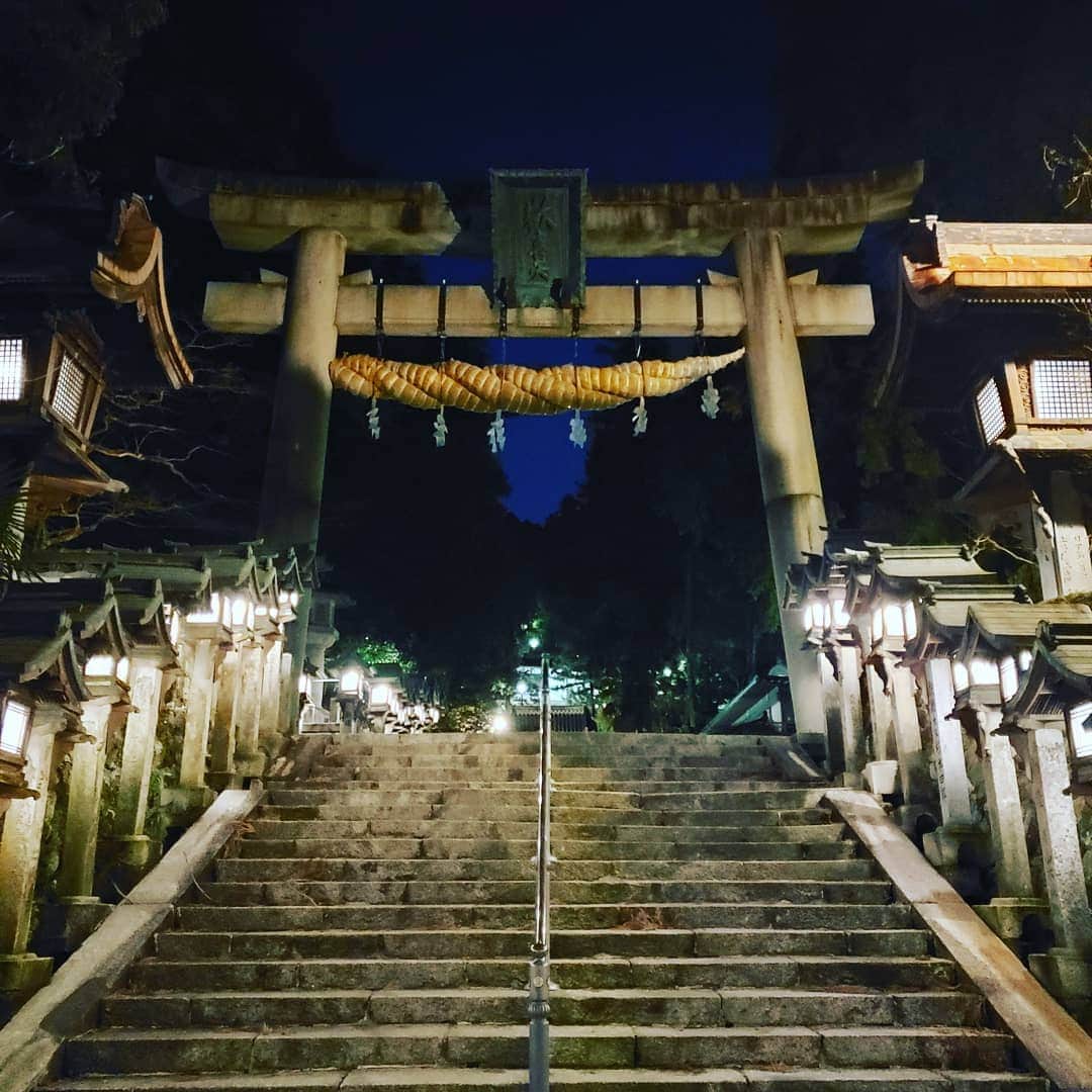 のインスタグラム：「練習の帰りに練習場の近くの宝山寺に寄ってお参りしてきました。 夜の宝山寺もキレイで良かったです。 奈良市街の夜景もキレイでした。 明日も練習頑張れそうです。  #宝山寺 #練習帰り #夜景が綺麗 #明日も頑張ろう」