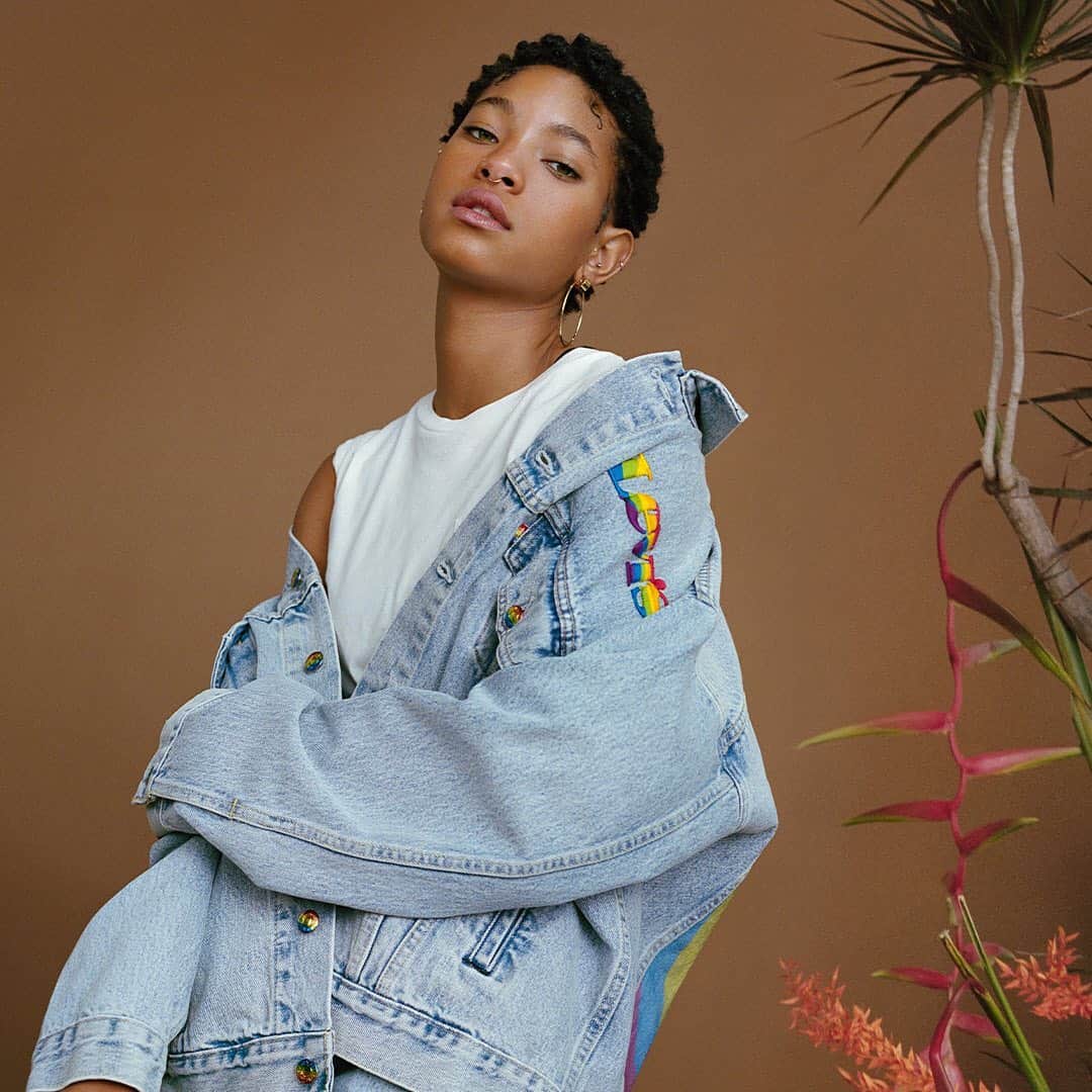 Levi’sさんのインスタグラム写真 - (Levi’sInstagram)「“I think that there’s so many different dimensions to femininity, and so many different layers to womanhood. Personally I struggled a lot with comparison and insecurity. The more that I can understand that thought process and that emotional process, and unwind that pattern, the more that I can feel comfortable to sink deeper and deeper into who I truly am.”   @willowsmith on her journey to becoming a modern multi-hyphenate artist, and the woman of her own dreams while helping to redefine feminism.    For more on Willow’s journey, and the beauty of becoming, head to our Stories, and explore the entire #LevisBecoming series created in partnership with @ogetheyogi at the link in bio.    *** [Photo: Willow is standing in front of a brown background drop wearing a white t-shirt with blue denim jeans and a custom denim jacket. She paired the outfit with silver hoop earrings.]」1月30日 0時09分 - levis