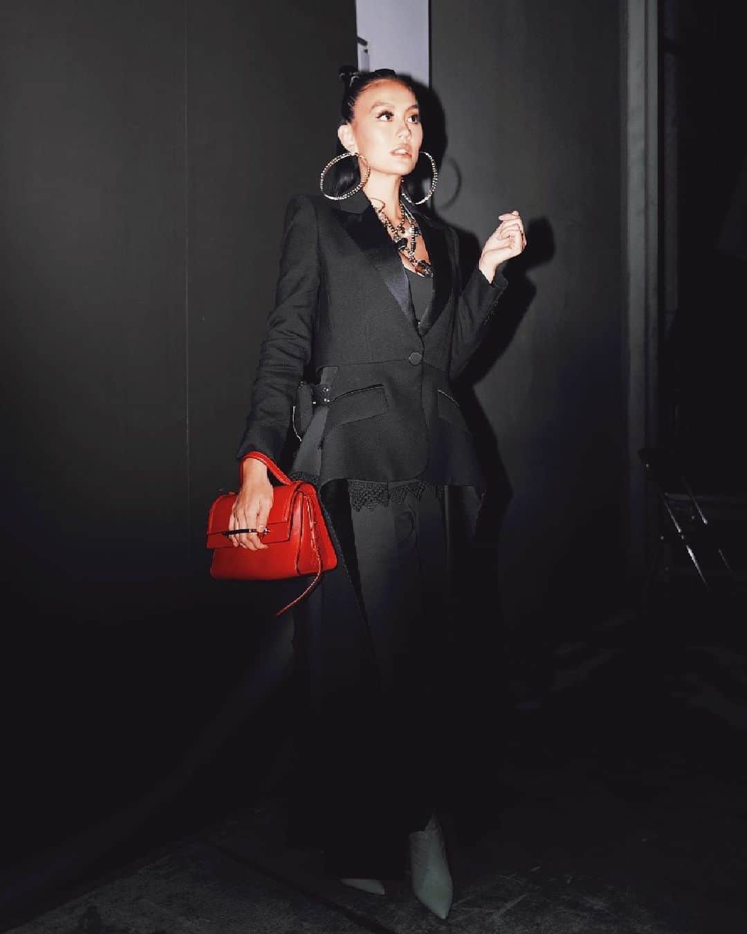 アグネス・モニカのインスタグラム：「No... i need bigger... hoops...  #AGNEZMO wearing @alexandermcqueen」