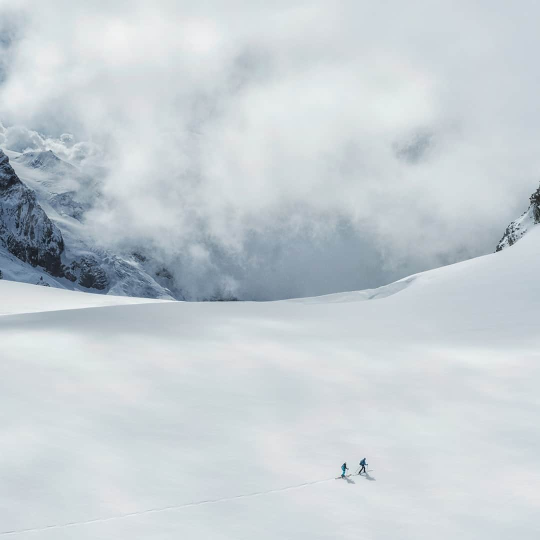 Mammutさんのインスタグラム写真 - (MammutInstagram)「Weekend plan: Social distancing in the snow. ❄️⛰️  #skitouring #outdoorlife #themountainsarecalling」1月30日 0時15分 - mammut_swiss1862