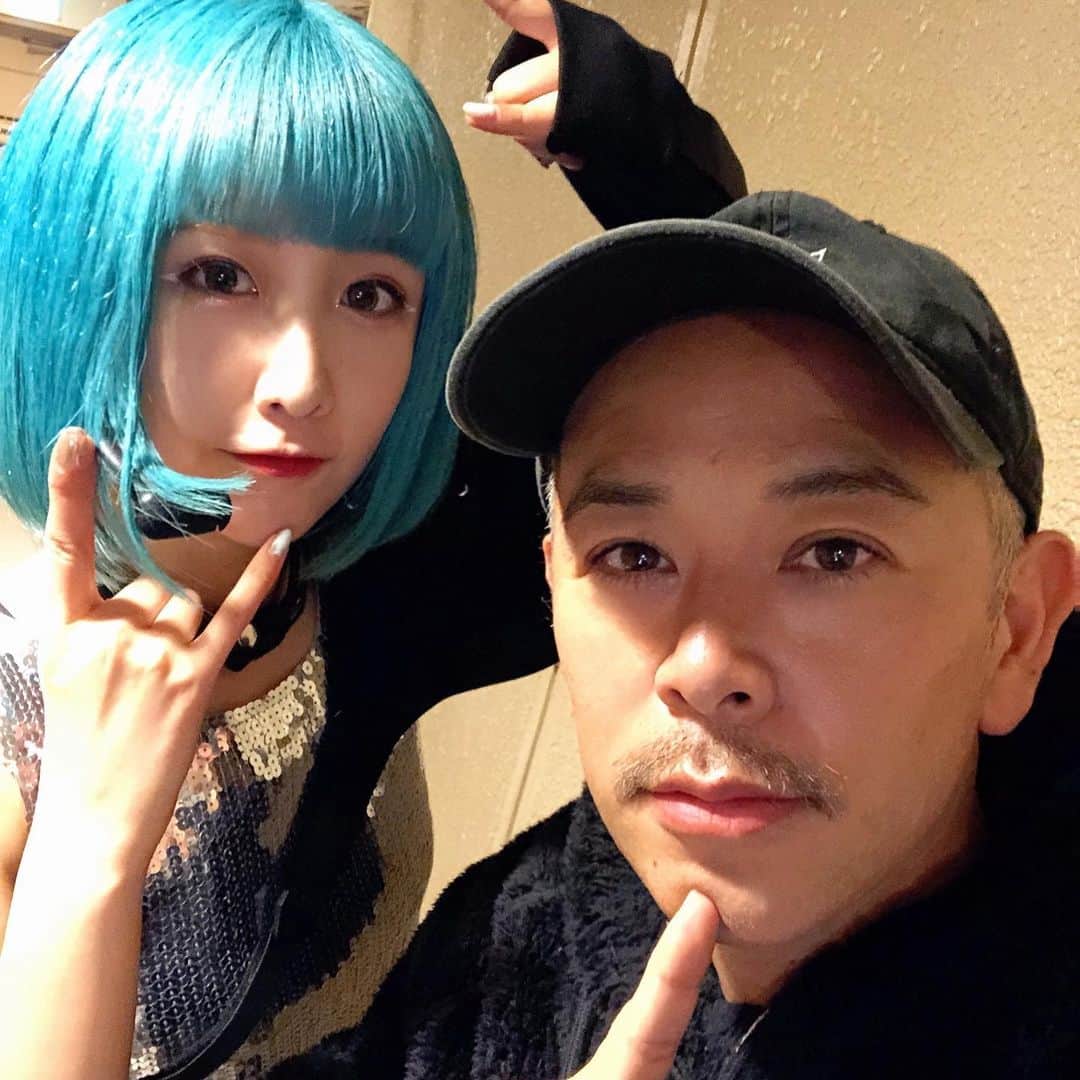 佐々木洋平のインスタグラム：「YouTubeの相棒  TikTokのフォロワー134万人のASIANZ Dancersのメンバー  革命釣りガールことレボリューションMAYUの髪色がピンクから水色に💇‍♀️  どんどん２次元のキャラクターに近づいているw  #asianzdancers」
