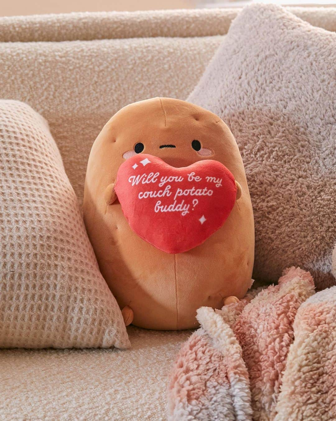 Urban Outfittersさんのインスタグラム写真 - (Urban OutfittersInstagram)「How could anyone resist this cutie? ❤️ Grab the Smoko Tayto Potato Valentine’s Day Plushie + more gifts and decor to make someone feel special in The Love Shop — link in bio!」1月30日 0時18分 - urbanoutfitters