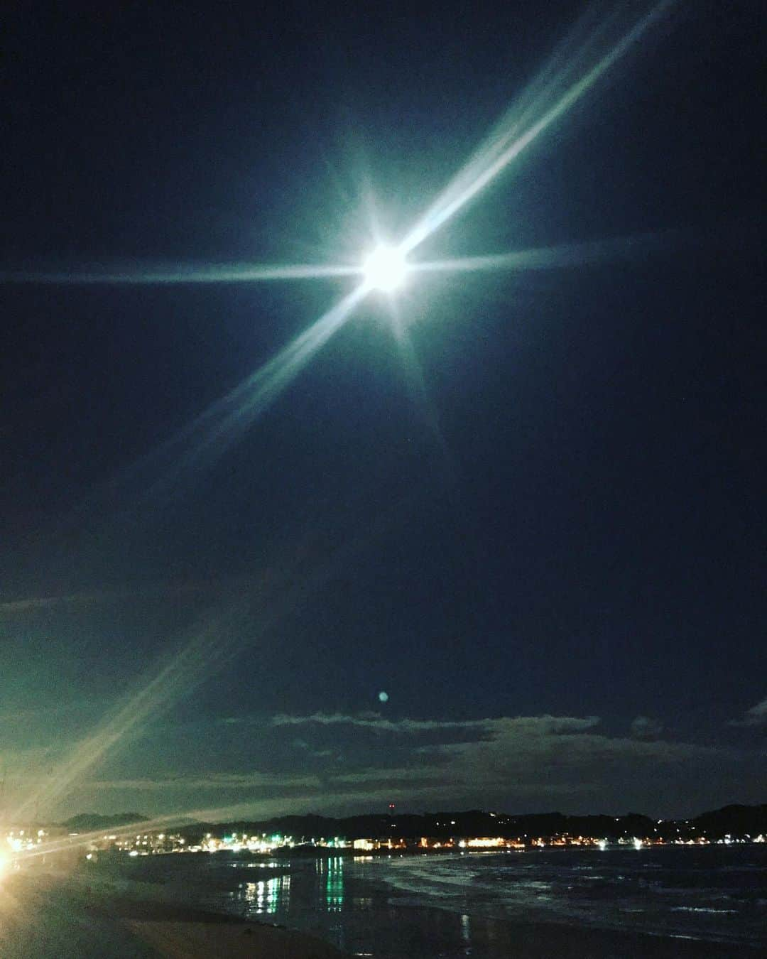 有坂美香さんのインスタグラム写真 - (有坂美香Instagram)「01.29.2021 #fullmoon🌕  #獅子座満月♌️🌕  #yuigahamabeach  #由比ヶ浜海岸」1月30日 0時18分 - mikaarisaka