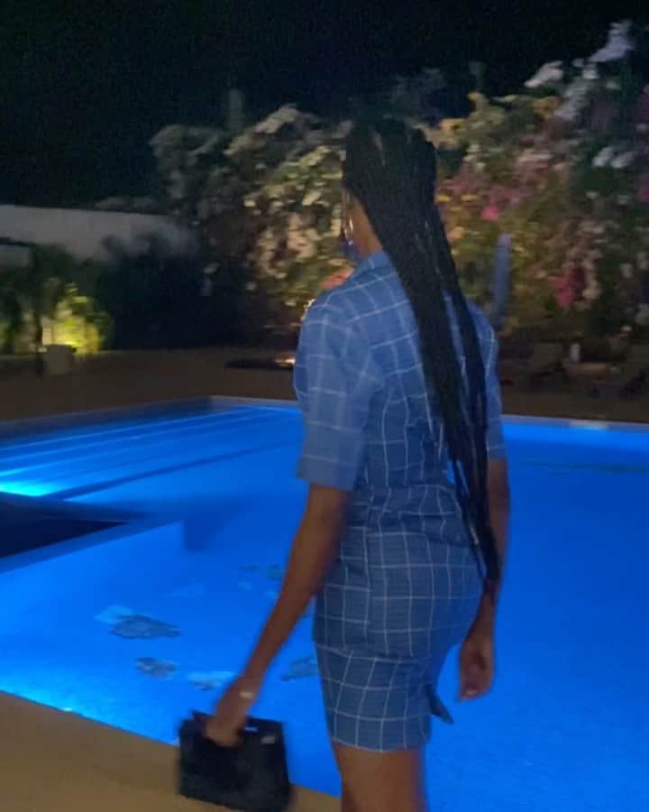 マリア・ボルゴのインスタグラム：「Pick emoji (💙🧿💎🦋) Pega emoji.」