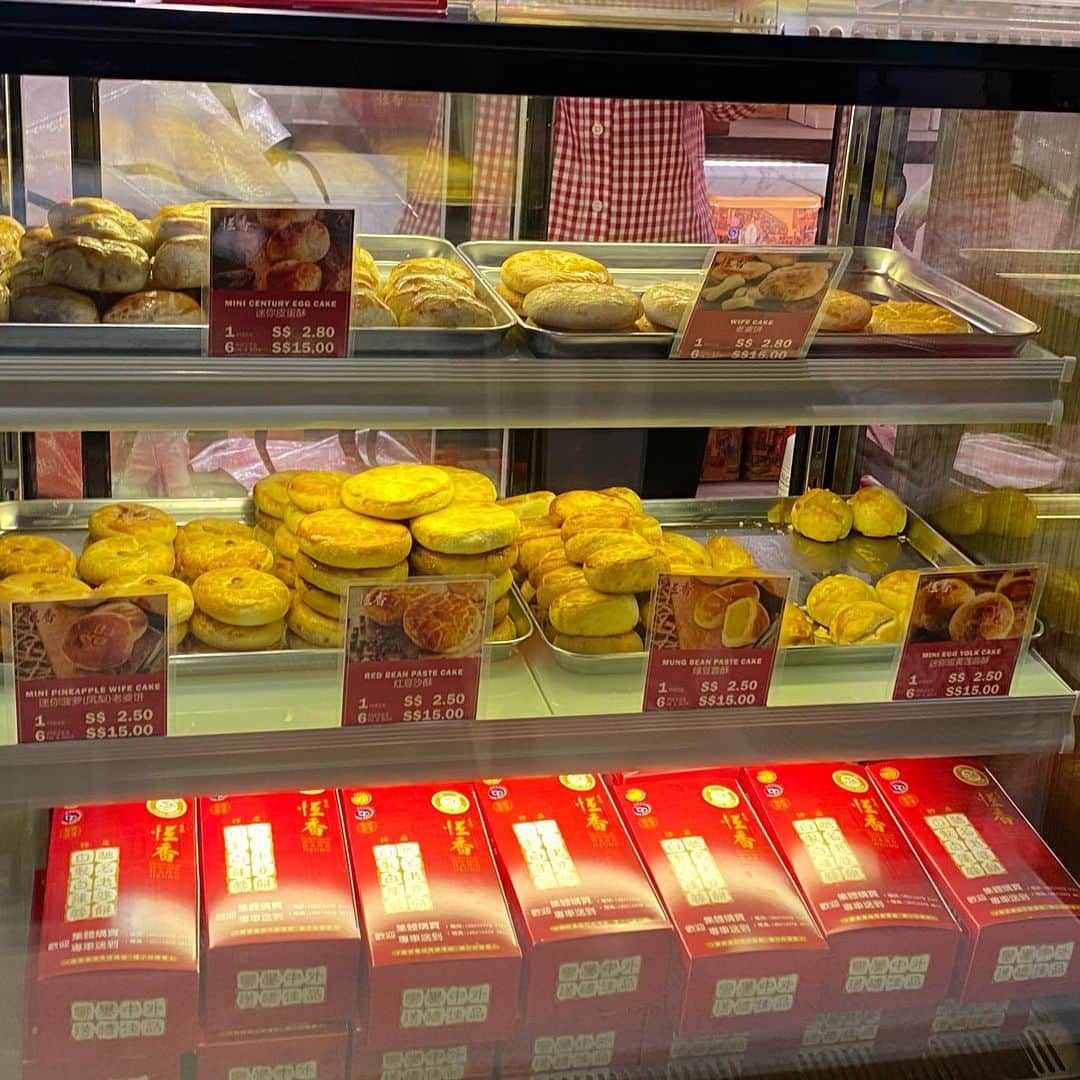 大西蘭さんのインスタグラム写真 - (大西蘭Instagram)「・ ラッフルズシティにある行列ができるお店。 ・ いつも通るたびに行列ができていて、気になったので買ってみました😍 ・ 香港のお店だそうで、オーチャードのIONにも出店してます✨ ・ 老婆餅、エッグロールが人気のようでしたが、今回はクッキーとパイを購入🍪 ・ このクッキー、バターの香りが強くて、さっくりしてて美味しい❣️ ・ 箱の中で２パックに分かれているので、シケりにくいのも良い🙆‍♀️ 高温多湿のシンガポールではなんでもすぐにシケりますからね😭 ・ パイはまだ食べてないので、食べたらコメントします💁‍♀️ ・ 📍 Hang Heung - Raffles City 252 North Bridge Rd, #B1-68, Singapore 189768 ・ @hangheungsg  ・ ・ #laopobing #hongkong #hangheung #sweetsnack #wifecake #恆香老餅家  #老婆餅 #豆沙饼 #handmadepastries #buttercookies #cookies #牛油曲奇 #palmiers #蝴蝶酥 #rafflescity」1月30日 0時28分 - onishiran