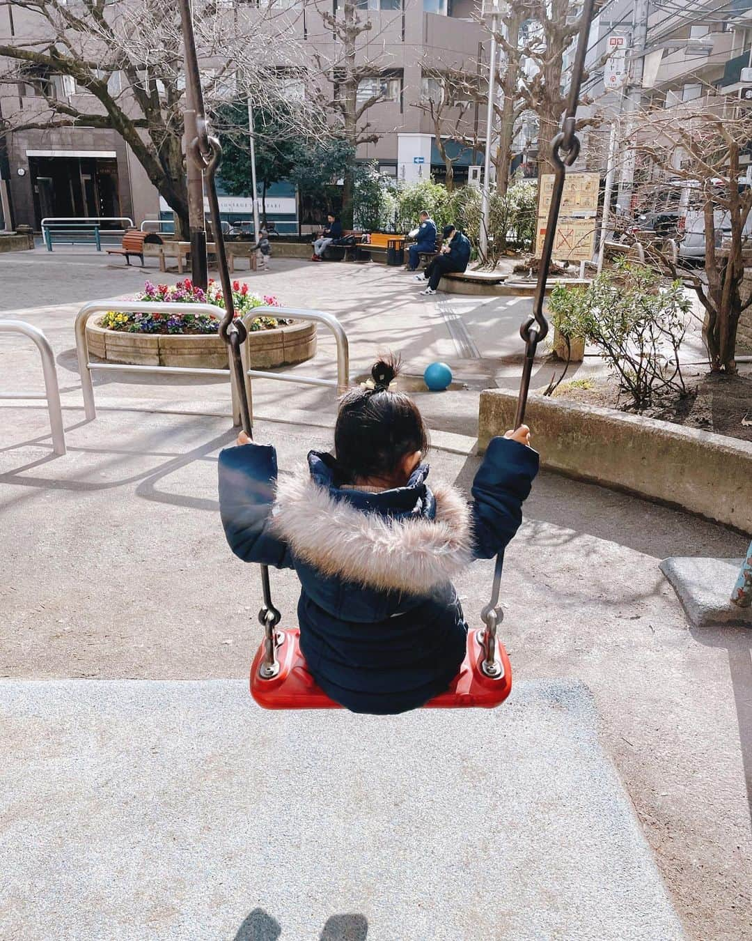 稲川千里さんのインスタグラム写真 - (稲川千里Instagram)「. . 晴れたから、ここぞとばかりに公園に💖 初めて自分から1人でブランコと滑り台をやり出して、それだけでも私は興奮して写真を撮りまくっていました🤣 . このあとお友達のところにネイルに行ったのですが、いつも1時間半全くグズったり騒いだりせずに、ソファに大人しく座って1人で遊んでいたり、たまにニコニコみんなに話しかけに来たりして…本当に母は助かっています🥲 . なんでそんなにお利口なんですか？😖💖 (ただの親バカです) . #2歳1ヶ月 #女の子キッズ #ブランコ #公園遊び #長女 #いつもありがとう #大好きよ #大好きすぎる」1月30日 0時30分 - chiicamera