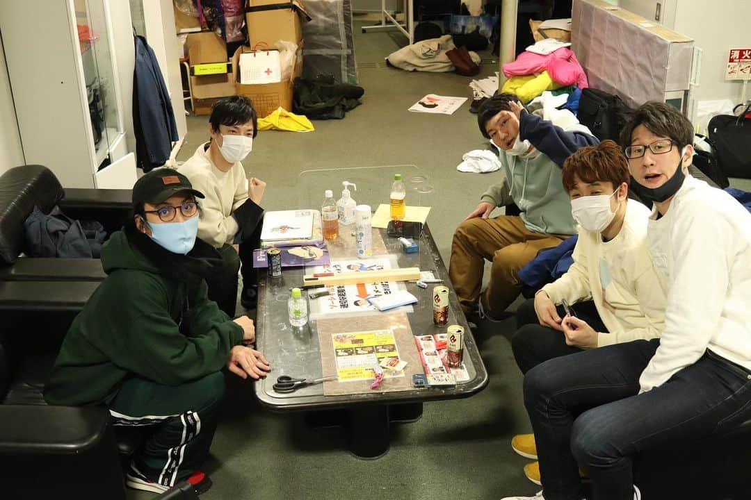 高見雄登のインスタグラム：「爆ノ介さん単独「GIGS3」に呼んでいただきました！ ありがとうございました！ みなさん面白すぎ。見どころ満載。終わってから振り返りの話でみんなもう一回集まって笑ってるんもめちゃくちゃ楽しい。 配信チケットお見逃しなく！  10年来の付き合いの友達があんなに硬かったとは知らなかったな…」