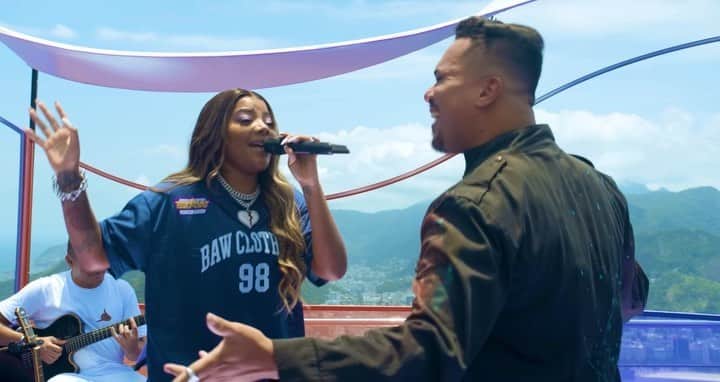 Sorriso Marotoのインスタグラム：「Alegria estar no #NumaNice, @ludmilla! Cantar esse som com você, nessa vista, foi especial! 🖤 “Não É Por Maldade” já está disponível nos apps de música e vídeo (link nos stories)」