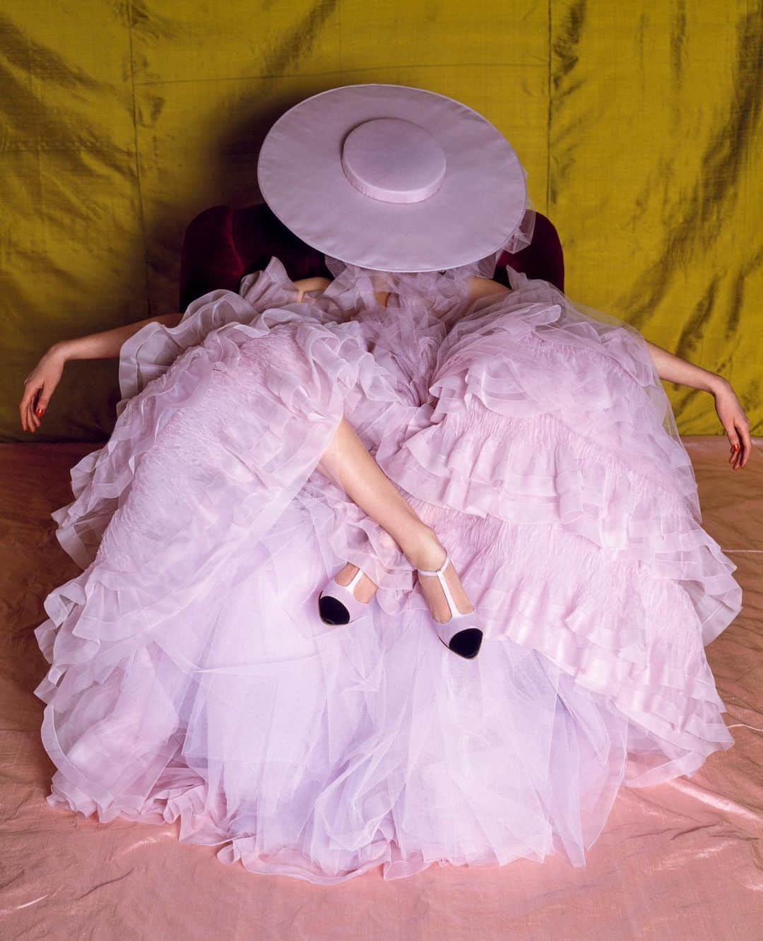 ブルース・ウェーバーのインスタグラム：「@shalomharlow in Chanel, Paris, France 1995.」