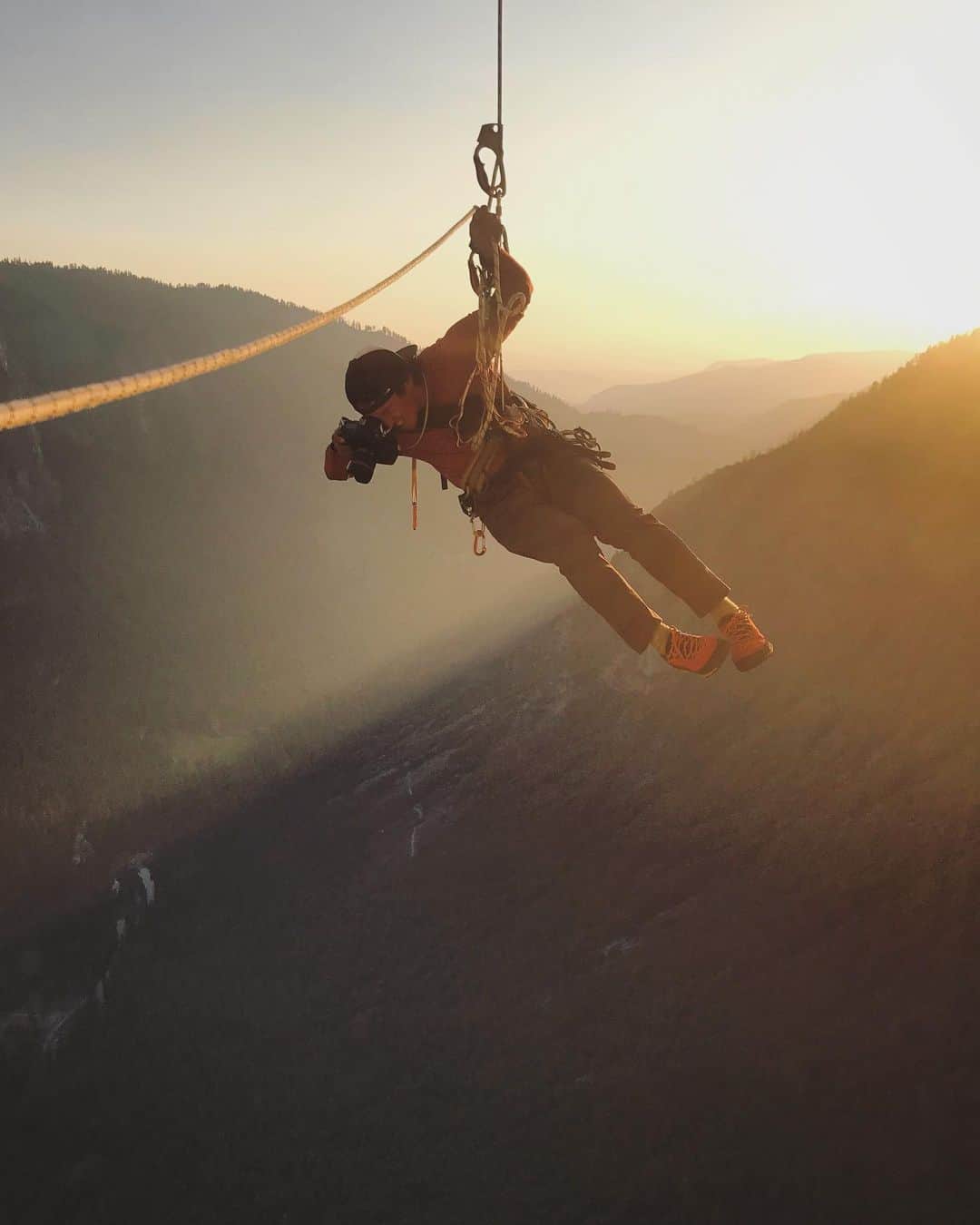 ジミー・チンのインスタグラム：「I had a nice conversation w @michaelgervais on his Finding Mastery podcast. There is the 10,000hr idea to mastery in your craft but we end up talking about quite a bit more - life, career, Free Solo etc. I quite enjoyed the conversation. You can check it out at link in bio or https://findingmastery.net/jimmy-chin/.  📷 by @cheynelempe」