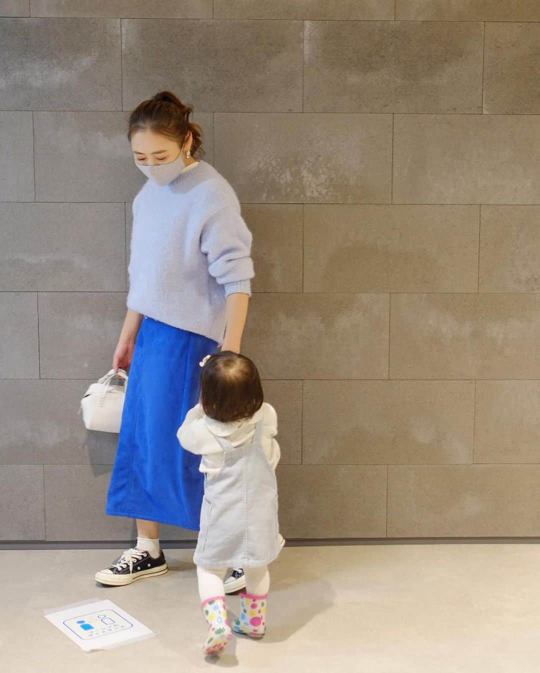 Keikooooooさんのインスタグラム写真 - (KeikooooooInstagram)「いつかの#code ブルーな日💙 knit @zara #zara skirt @dolce._official #dolce_official  bag @a_vacation_ #avacation   👧🏻“ママのカバンの中におやつ🍪あるよねー？” 👱🏻‍♀️“無いよー‼︎”のやりとり✌️」1月30日 0時41分 - keity1011