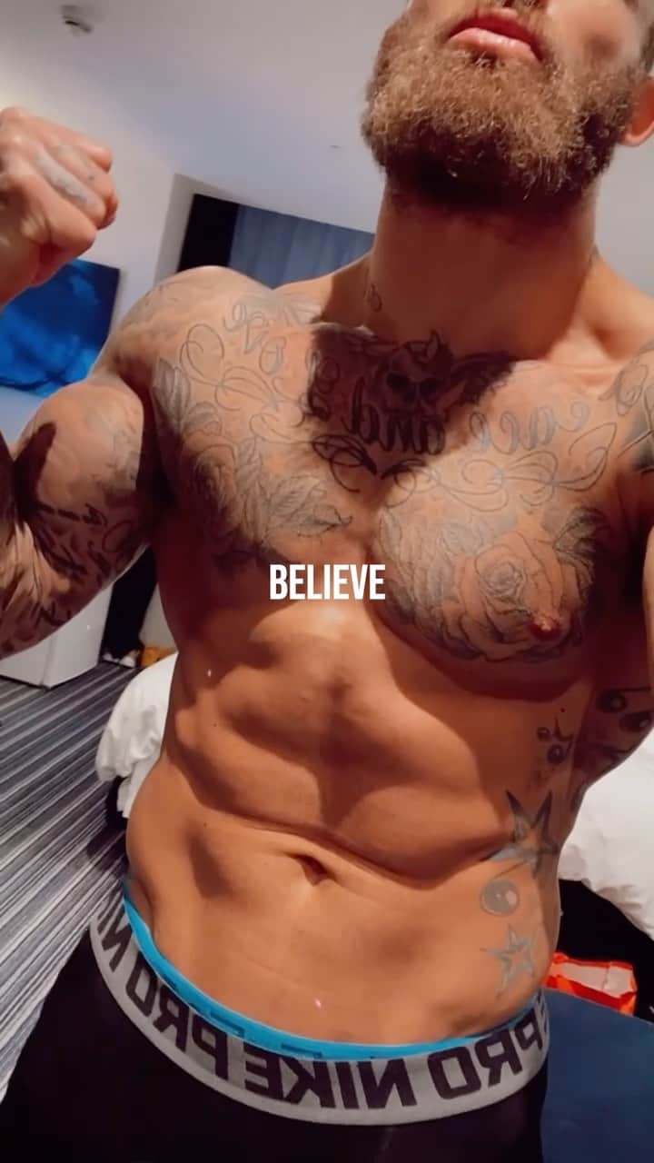 アシュリー・ケインのインスタグラム：「No gym, no facilities, no fancy camera... Just a hotel room, hard work and a dream! 💭 720 reps / 45 minute skip in the 🏦  . My dream... Once my beautiful daughter Azaylia has won her fight against leukemia, is to FIGHT 2-3 times per year for children’s cancer. Donating my fight purses and raising awareness for this incredible cause. ✊🏾 . Because of this, I am putting aside all the excuses I could have... & maximising what I do have so when the time comes... I am in shape and ready to go with minimal delay! 😤 . Don’t dwell on the negatives... Find a positive, set a goal and GET AT IT! 💯 . BEASTFIT 31 Day Challenge (Link In Bio)」