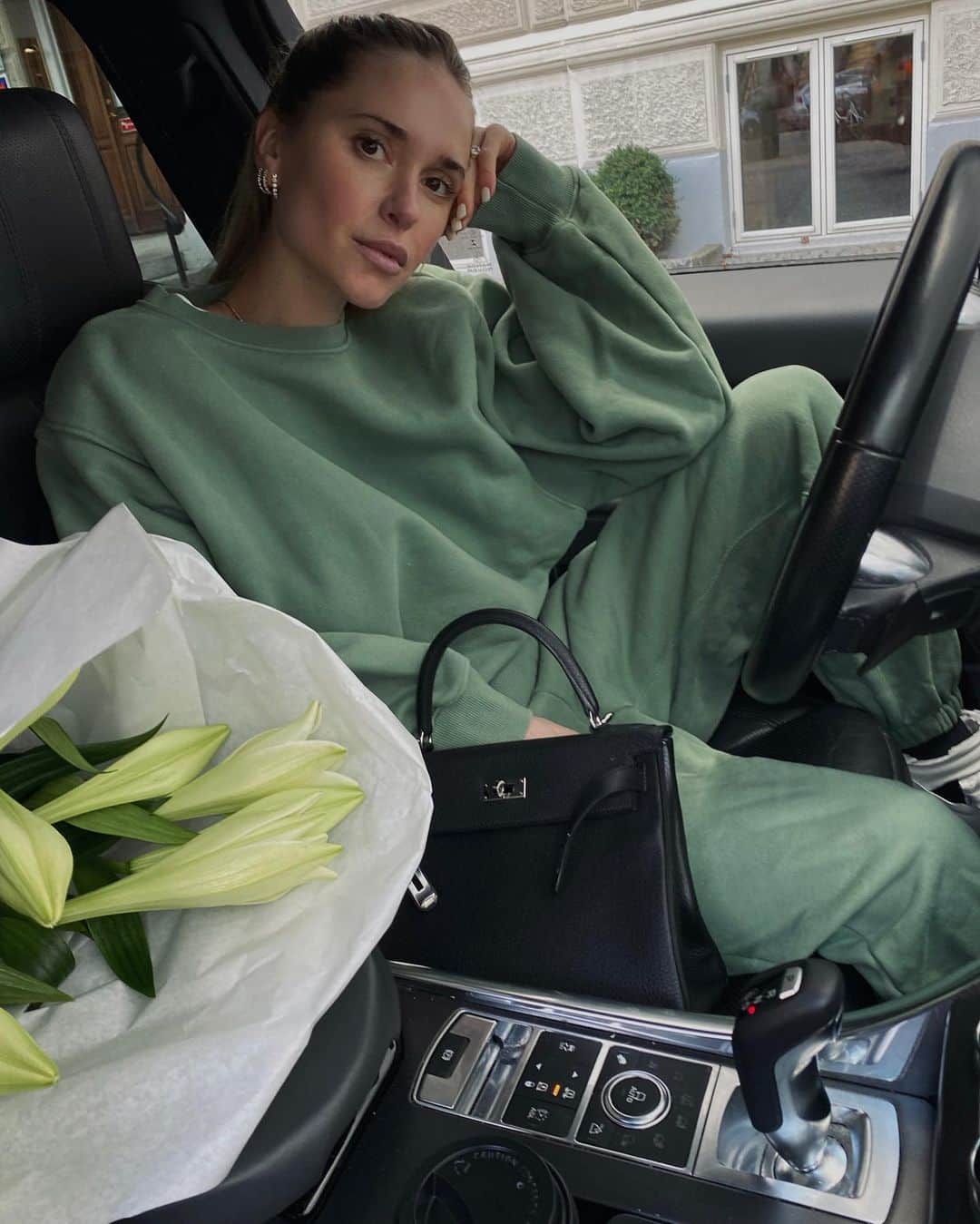 ペニーレ・タイスベックのインスタグラム：「My “zoom office” needed a touch of flowers 💚」