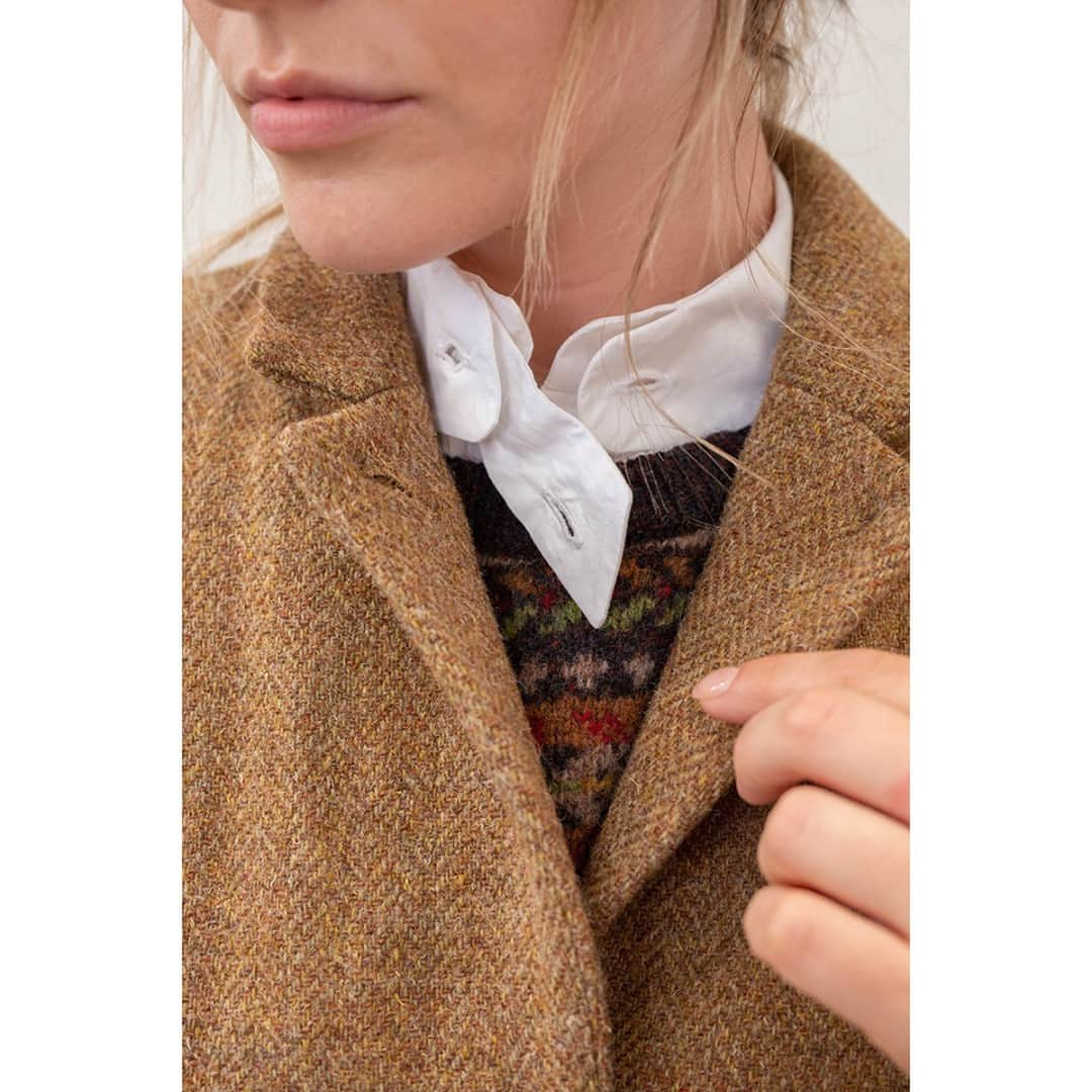 キャベジズ&ローゼズのインスタグラム：「Tactile, beautiful tweed. Woven & dyed in Delph. Pair with crisp cotton and wooly Fair Isle. The Boxy Jacket & our classic Riding jacket #britishtweed #britishfashion #shoplocal #independentbusiness #classicfashion #timelessfashion」