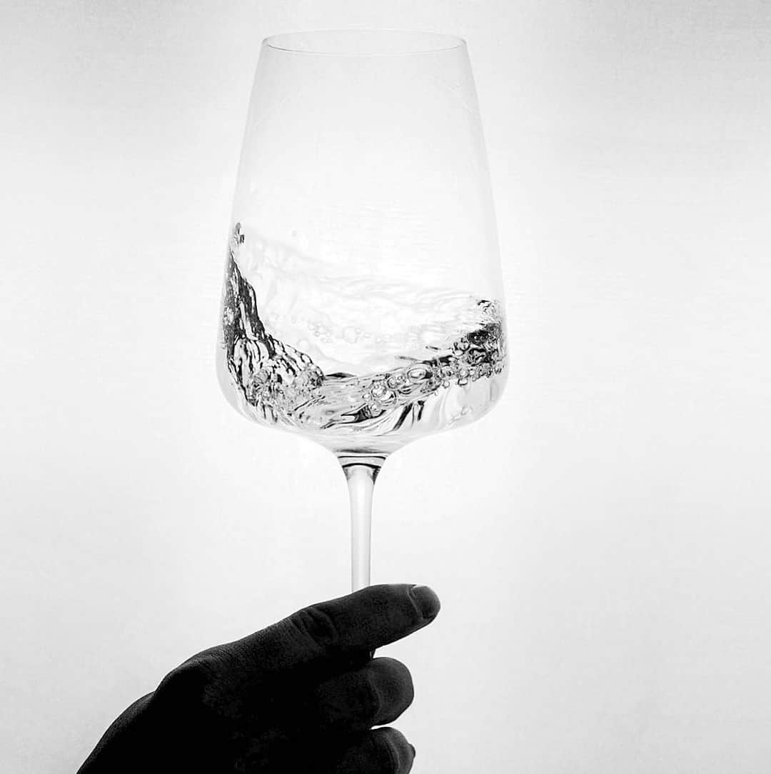 イタレッセさんのインスタグラム写真 - (イタレッセInstagram)「Wine, light, and the transparency of the glass... the sight is one of the most important emotions, also in tasting. That’s why we use the best technology to give you a perfect stem glass. Check it out on shop.italesse.com  #italesse #design #glassware #technology #stemglasses #senses #etoiléblanc #wine #tasting #emotion #emotions #light #transparent #professional #sommelier #sommelierlife #instawine #winelover #photography #blackandwhite #madeinitaly #lifestyle #wekeend #cheers  Photo by @trentinwine」1月30日 0時47分 - italesse