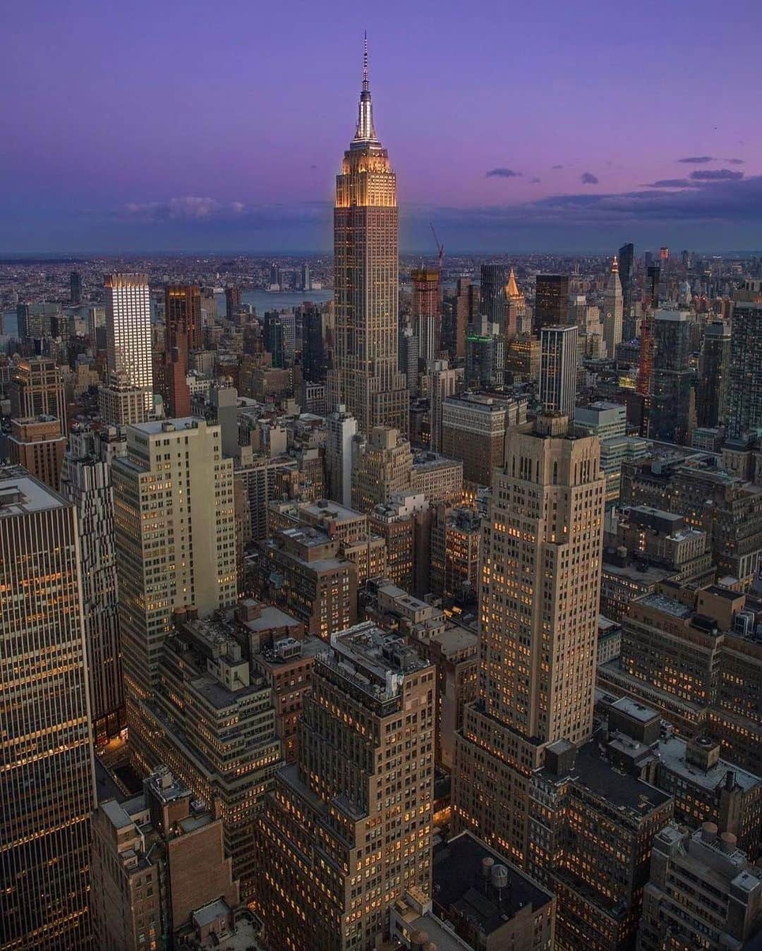 Empire State Buildingのインスタグラム：「Up here, you’re the ⭐️ of your own show…  ⠀⠀⠀⠀⠀⠀⠀⠀⠀  …& to couples who book tix to visit on 2/21/21, we mean that literally, with a complimentary professional photoshoot at the top!  ⠀⠀⠀⠀⠀⠀⠀⠀⠀  Tap bio link for more info & booking!  ⠀⠀⠀⠀⠀⠀⠀⠀⠀  📷: @nymigs #EmpireStateBuilding」