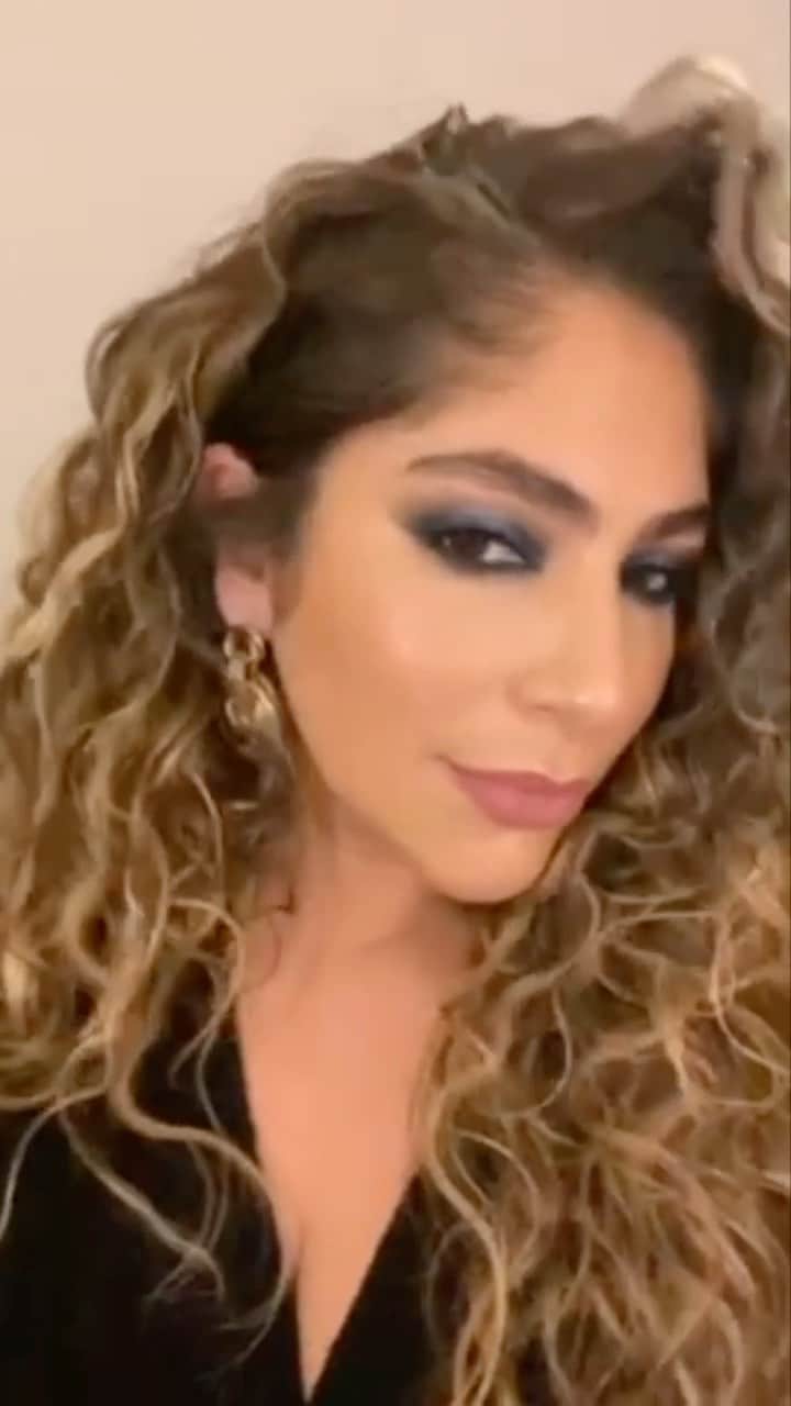 エスティローダーのインスタグラム：「On the weekend agenda? Feeling good and looking gorgeous ✅ Start off the weekend looking glam like #EsteeArtist @jocelyn_biga. With a sultry eyeshadow and perfect nude lip, #StayingIn can look fun, fierce and fabulous 😉Tap to shop Jocelyn’s #makeuplook using her #EsteeEssentials!」