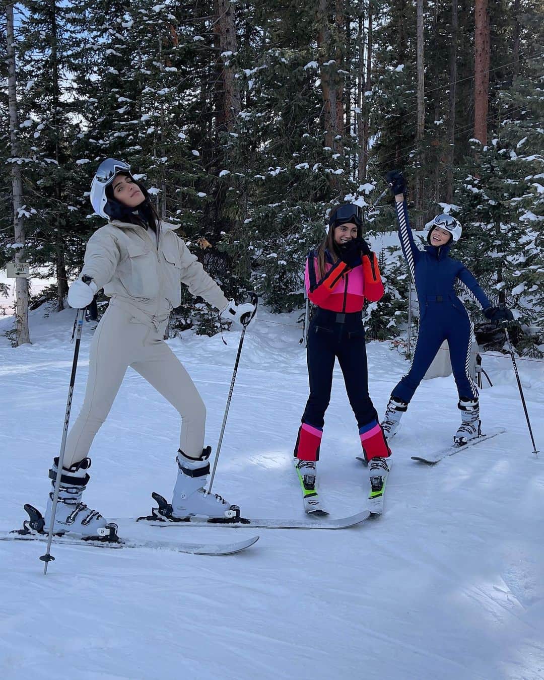 ジャスミン・サンダースのインスタグラム：「Going Loco with my girls on the slopes ⛷ @anitta @isabelagrutman #LocoGirls」