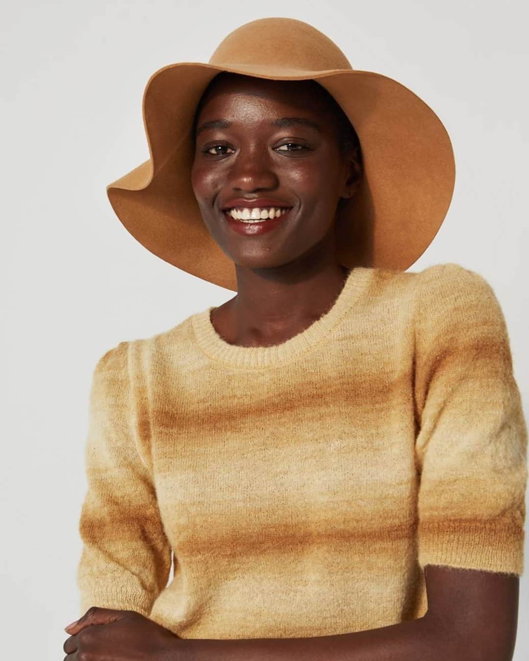 のインスタグラム：「Pourquoi on aime tant ce petit pull à manches  courtes ? 🧶 - Pour ses rayures subtilement dégradées - Pour son côté tout doux obtenu grâce à un savant mélange de mohair et de laine - Pour son esprit seventies et son look preppy chic - Pour la grande qualité de son fil filé en Italie  _____  Why do we like this little short-sleeved sweater so much? - For its subtle stripes - For its very soft side obtained thanks to a mix of mohair and wool - For its seventies spirit and preppy look - For the high quality of its yarn spun in Italy  #lemontstmichel #knitwear #knitwearfashion #wintersweater」