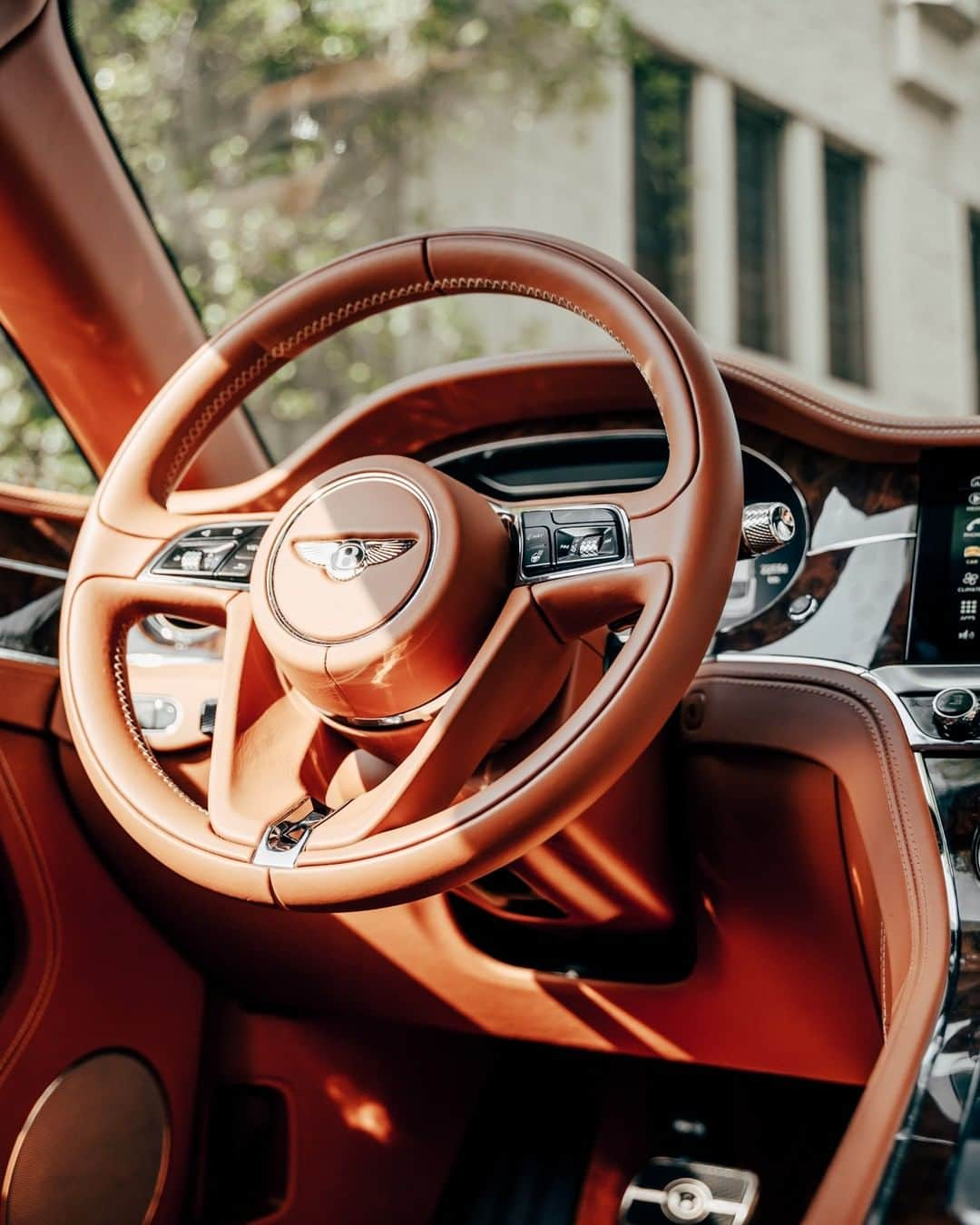 ベントレーさんのインスタグラム写真 - (ベントレーInstagram)「Sitting so pretty. The #ContinentalGT. #WorldOfBentley _ #Bentley Continental GT WLTP drive cycle: combined fuel consumption: 20.8 mpg (13.6 l/100 km), combined CO₂: 308 g/km. Photo by @blekoshots」1月30日 1時00分 - bentleymotors