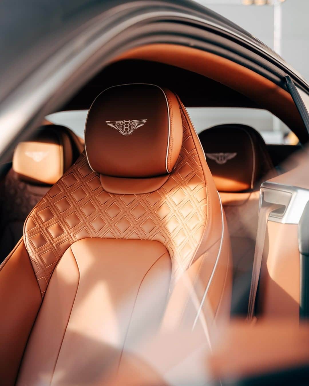 ベントレーさんのインスタグラム写真 - (ベントレーInstagram)「Sitting so pretty. The #ContinentalGT. #WorldOfBentley _ #Bentley Continental GT WLTP drive cycle: combined fuel consumption: 20.8 mpg (13.6 l/100 km), combined CO₂: 308 g/km. Photo by @blekoshots」1月30日 1時00分 - bentleymotors