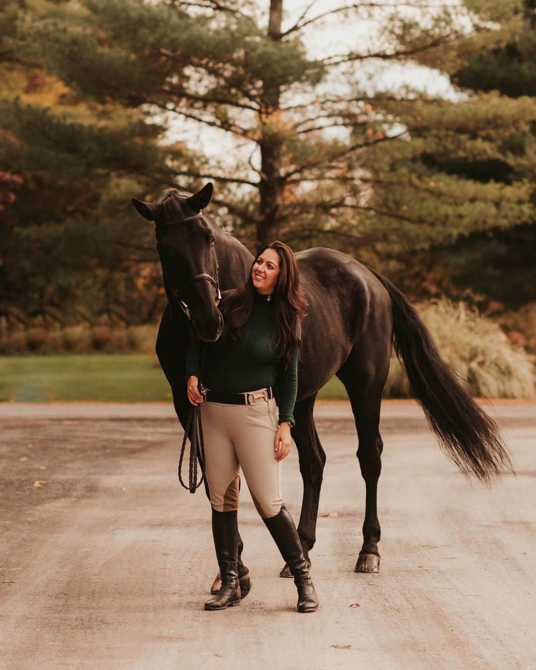 アルベルトファッシャーニのインスタグラム：「Any plans for the weekend? We're looking for warmer days and riding with these beauties @darkhorseeq⁠ ⁠ #equestrianlife #horselove #countrylife #albertofasciani」