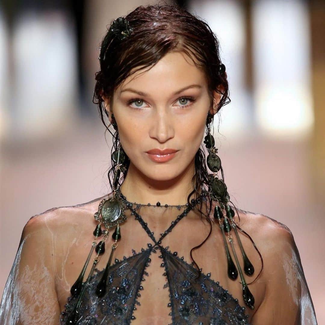 デルフィナデレトレズのインスタグラム：「@bellahadid ❤️ @fendi」