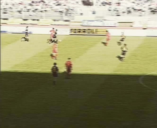 エラス・ヴェローナFCのインスタグラム：「Lo stupendo gol di Salvatore #Giunta nell’ultima vittoria del Verona sulla Roma, venticinque anni fa. 🟨🟦  #RomaVerona #FlashbackFriday #DaiVerona」