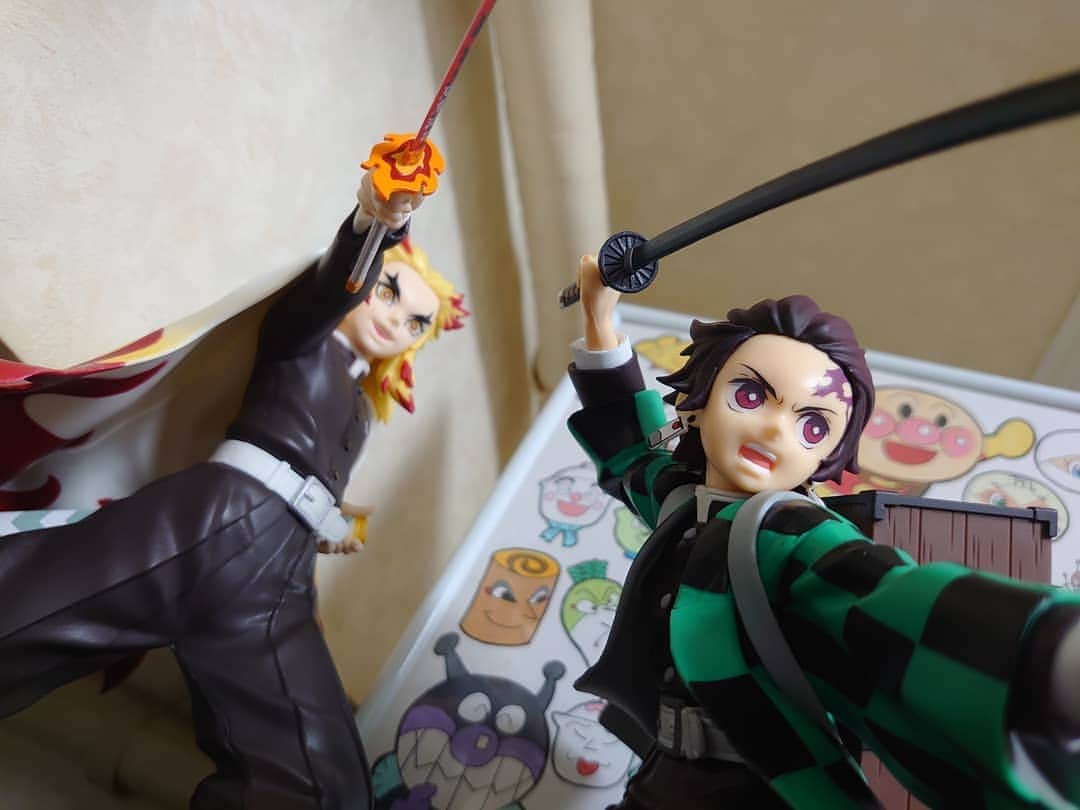 あしべのインスタグラム：「取ったフィギュアを開けてみた インスタライブありがとう御座いました✨  やっぱり仮面ライダーかっこいい！！  炭治郎も煉獄さんも  部屋を守ってくれそうだ！  #あしべ #ものまね #クレーンゲーム #フィギュア #仮面ライダー #鬼滅の刃」
