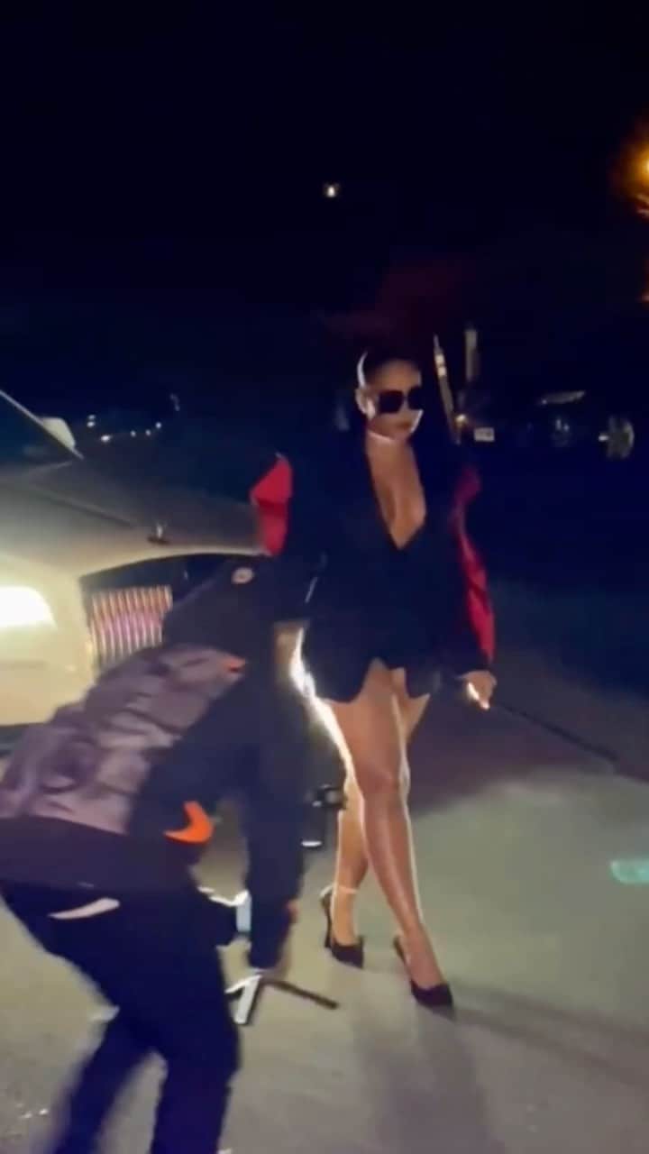 アシャンティのインスタグラム：「This was the first time I walked in heels since my surgery 💃🏾」