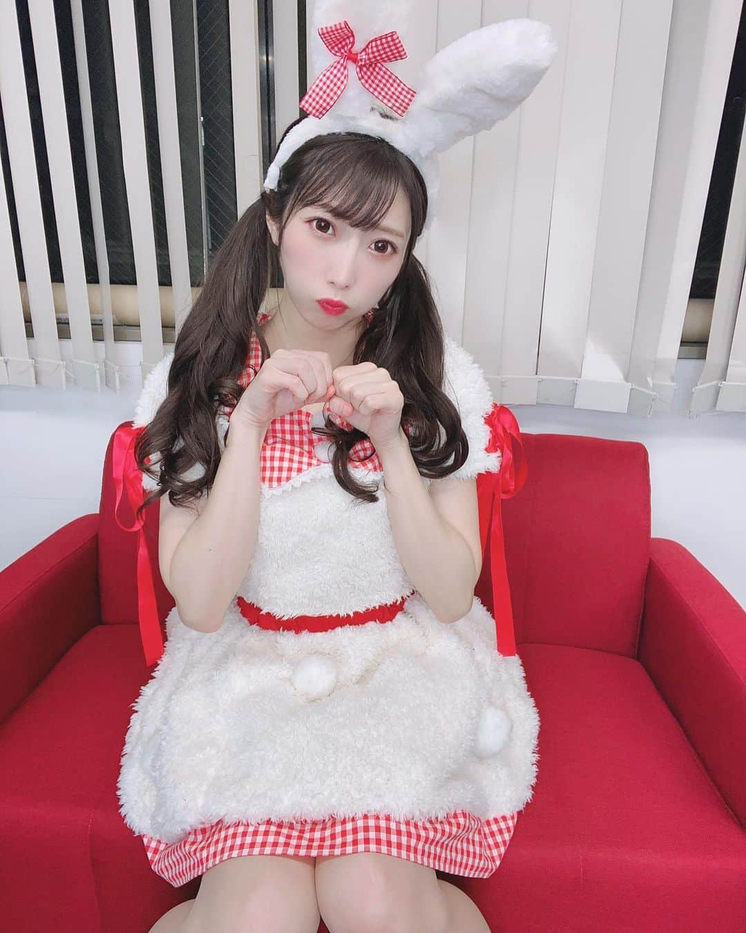 愛迫みゆさんのインスタグラム写真 - (愛迫みゆInstagram)「りおぴょんうさぎ🐰❤️ &カラー衣装(*´ч ` *)💓 . . こんな可愛い格好出来るのは アイドルの特権ですね💫 . . 久しぶりに王道ぷりぷり着て 恥ずかしかったけど 楽しかったです（・ω・）/✨ . . 明日チェキチャしたら 完全に見納めですッッ☺️💫 . . 明日は約1ヶ月振りのライブです🥰🎤 . . #idol #アイドル #instalike #instagood」1月30日 1時10分 - aisakomiyu