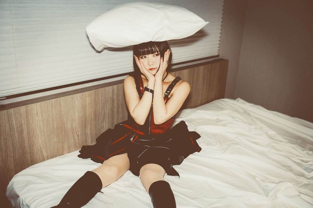 白波瀬ミキティ。のインスタグラム：「bed . . . . #rockmood  #rocknroll  #コスプレイヤー #sexypeople  #japangirl  #as_archive #art_of_japan_ #jp_mood #pt_life #pasha_magazine #photography  #portraitphotography #streetphotography #edscvr_moodjapantrip #visualsoflife #impressio_shots #good_portraits_worldxploretocrate #shootermag #pursuitofportraits #ootd #dscvr_mood #jp_portrait部 #東京カメラ部 #igersjp #ポートレート #被写体 #お洒落さんと繋がりたい #model #ポートレートモデル #写真好きな人と繋がりたい」
