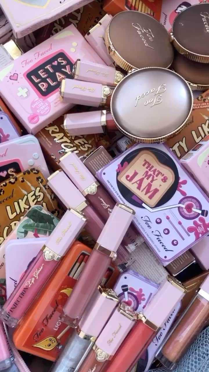 Too Facedのインスタグラム：「TFW you *finally* organize your makeup collection. 😍 How often do you organize your makeup?⁣ 💖 Everyday⁣⁣ 💜 Once a week⁣⁣ 💙 Once a month⁣ 💛 Rarely⁣⁣ #toofaced」