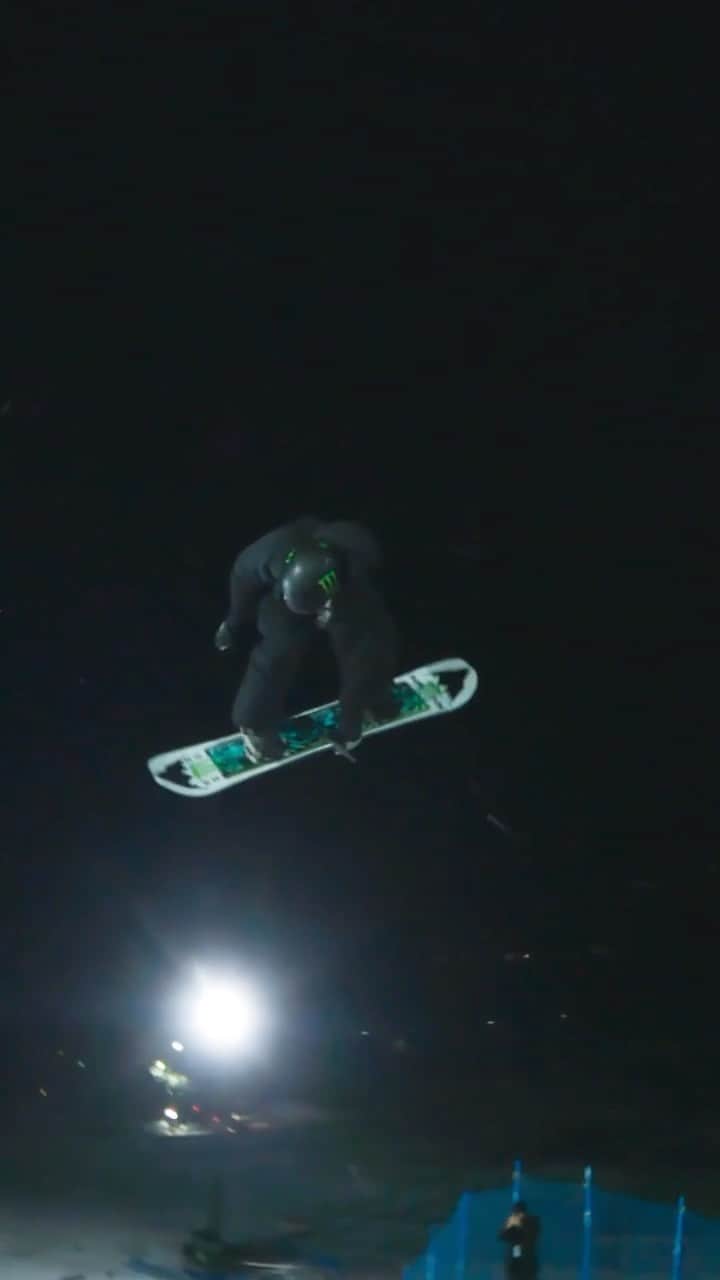 アナログクロージングのインスタグラム：「@zoisynnott warming up for @XGames slope finals ❌ 🎥: @gimbalgod These #BurtonTeam riders will be dropping in at 2 pm ET (12 pm MT): @annagassersnow @leila_iwabuchi @cocomonsan @_juliamarino  Tune In Via Link In Bio 🔗」