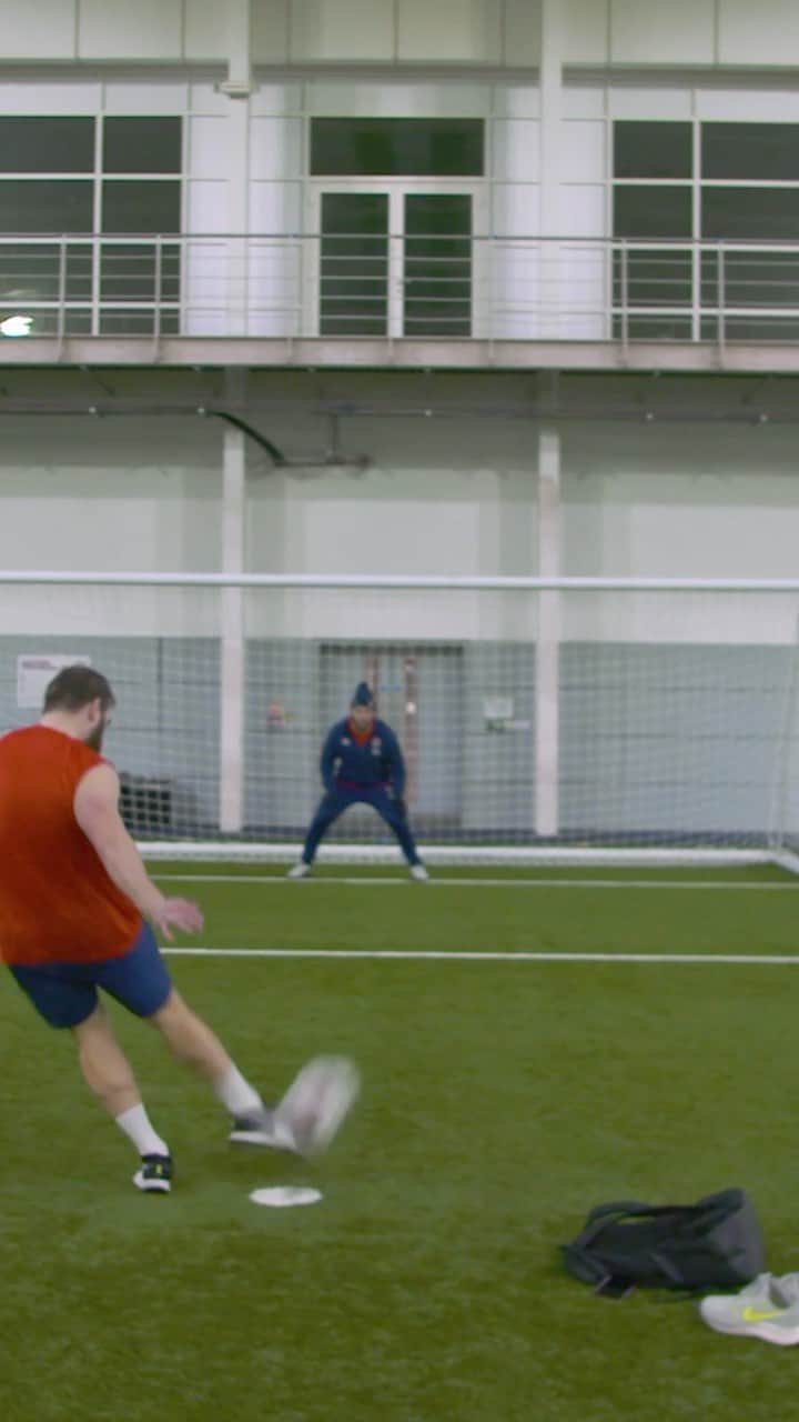 ラグビーイングランド代表のインスタグラム：「Top bins from @1_dickie 🔥⚽️  #WearTheRose #rugby #football #skills」