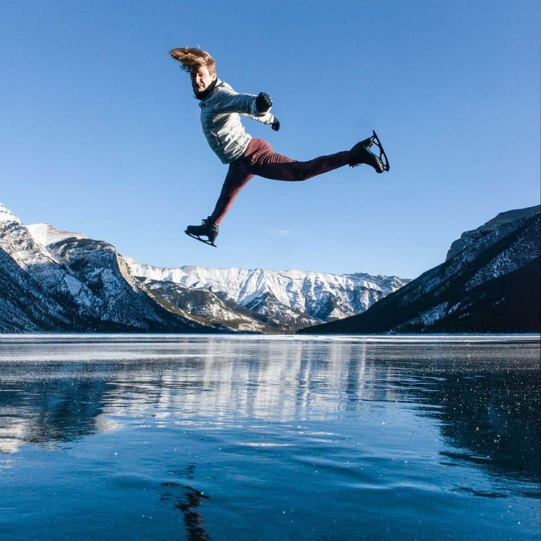 ヴォーン・チピアーのインスタグラム：「@lee_nordbye_photography making me feel on top of the world! #auraskates #johnwilsonblades #lakeminnewanka #alberta #banffnationalpark」