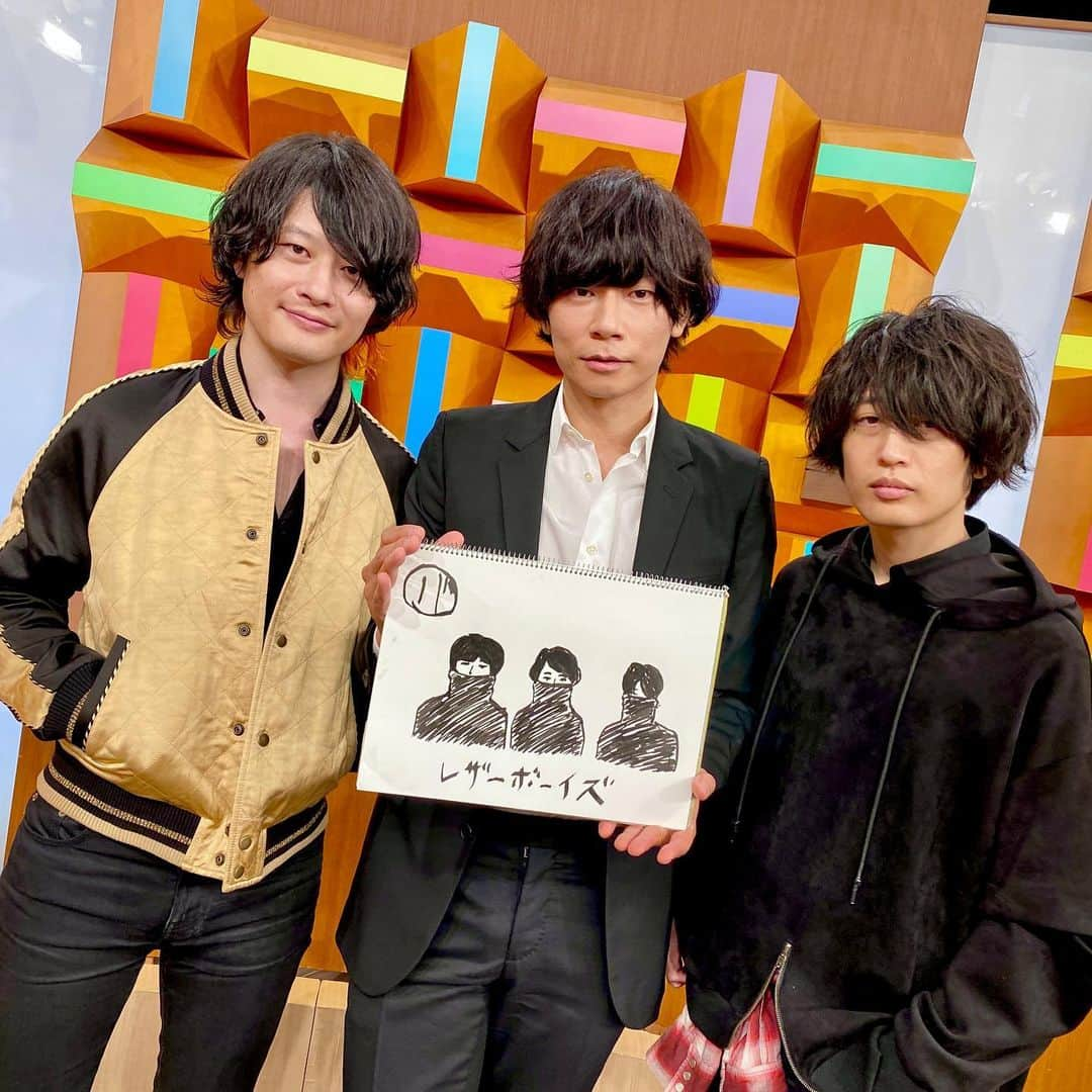 [ALEXANDROS]さんのインスタグラム写真 - ([ALEXANDROS]Instagram)「. ﻿ ﻿ ／﻿ 日テレ系「#バズリズム02」﻿ ＼﻿ ﻿ ご覧いただきありがとうございました！﻿ ﻿ 本日披露した﻿ 新曲「#風になって」と「#Starrrrrrr」収録のベストALBUM 『Where's My History?』﻿ ▼予約はこちら﻿ https://VA.lnk.to/BEST﻿ ﻿ 風になって(1Half ver.)﻿ ▼絶賛配信中🎧﻿ http://VA.lnk.to/knn﻿ ﻿ #Alexandros ﻿ @buzzrhythm」1月30日 1時32分 - alexandros_official_insta