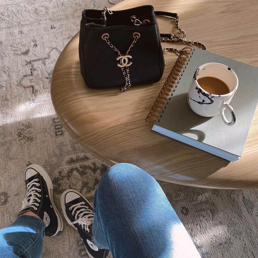 Helena Glazer Hodneのインスタグラム：「Coffee, Converse & Chanel. Happy Friday🤗」