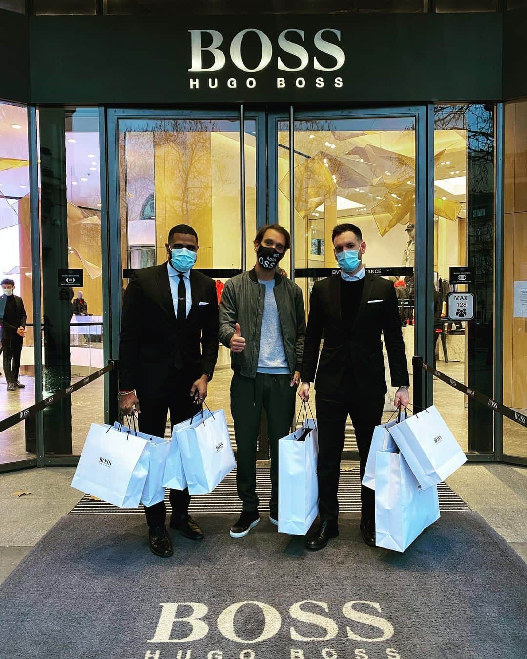 ジャン＝エリック・ベルニュのインスタグラム：「Grosse session shopping chez @boss 😅 Je vous invite à aller dans les boutiques la collection est top! Big shopping done at Boss, the current collection is just 🤩 I invite you to go check it out!」