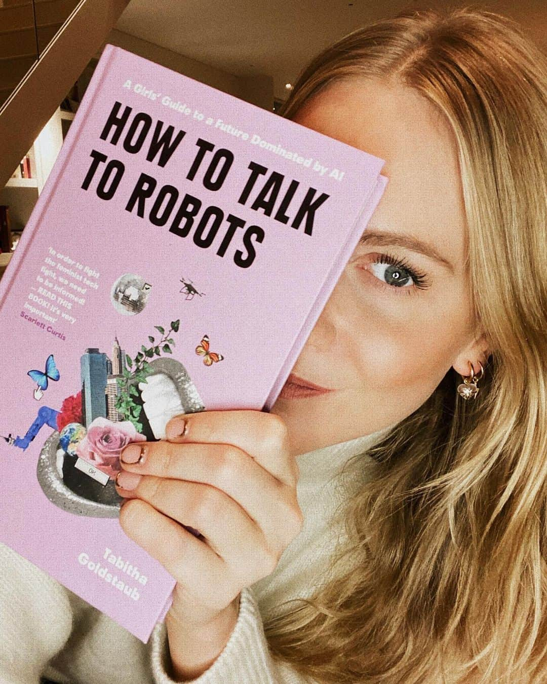 ポピー・デルヴィーニュさんのインスタグラム写真 - (ポピー・デルヴィーニュInstagram)「My dearest, oldest, bestest friend has written a book about Artificial Intelligence. I can’t quite believe we went to the same school, baffling I know. She created HOW TO TALK TO ROBOTS to help teach girls to understand this fairly new technology & what it can do for the climate crisis, our health and MORE. (Link in my BIO to get YOURS) ❤️🤖 Congratulations my Taba (I’m proud as punch) @tabithagold, I probably should’ve listened more in class, huh?」1月30日 1時25分 - poppydelevingne