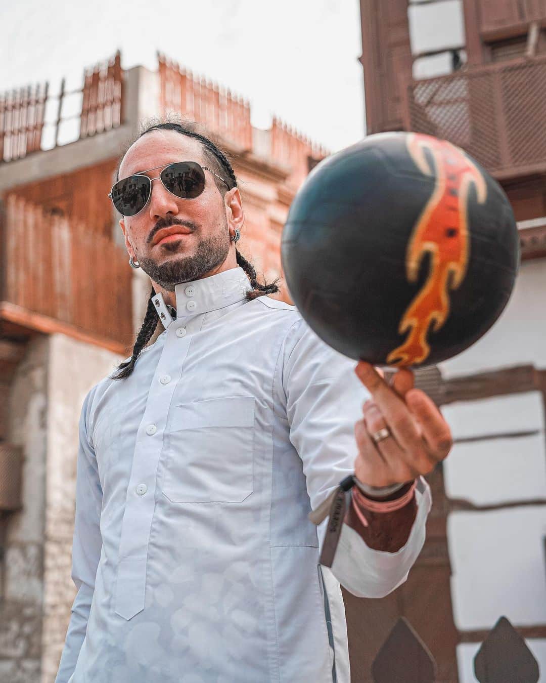 ショーン・ガルニエのインスタグラム：「New Freestyle in Djellaba soon 😎 And tomorrow : big giveway on @urbanball ! ✨ #SeanGarnier #Urbanballer #Urbanball #Djeddah #Pic」