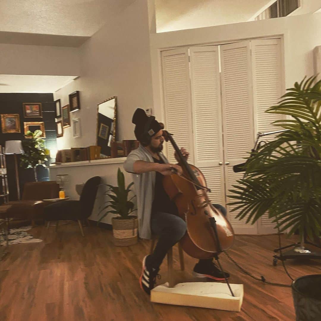 ブリット・ニコルのインスタグラム：「Just getting started but excited for all the new music that’s to come! 🌴」