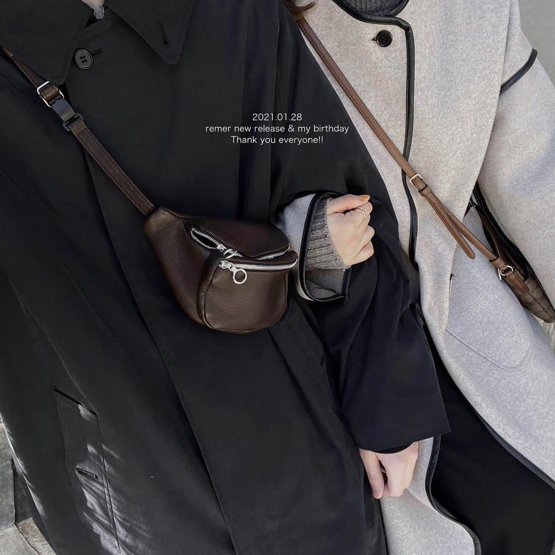 JUN / Yohukasiのインスタグラム：「少し遅くなってしまいましたが remer新作発売と同時にたくさんの方に 誕生日を祝って頂きとても嬉しかったです😊 ありがとうございます🙌🏻  今回も新作は想定以上に大好評となり、 毎回感謝しかありません...!!  次回新作は2月6日です。 よろしくお願いします📄 @remer_official   #remer #simple  #basic #fashion #mensfashion #coordinate   #ゆるコーデ #シンプルコーデ」