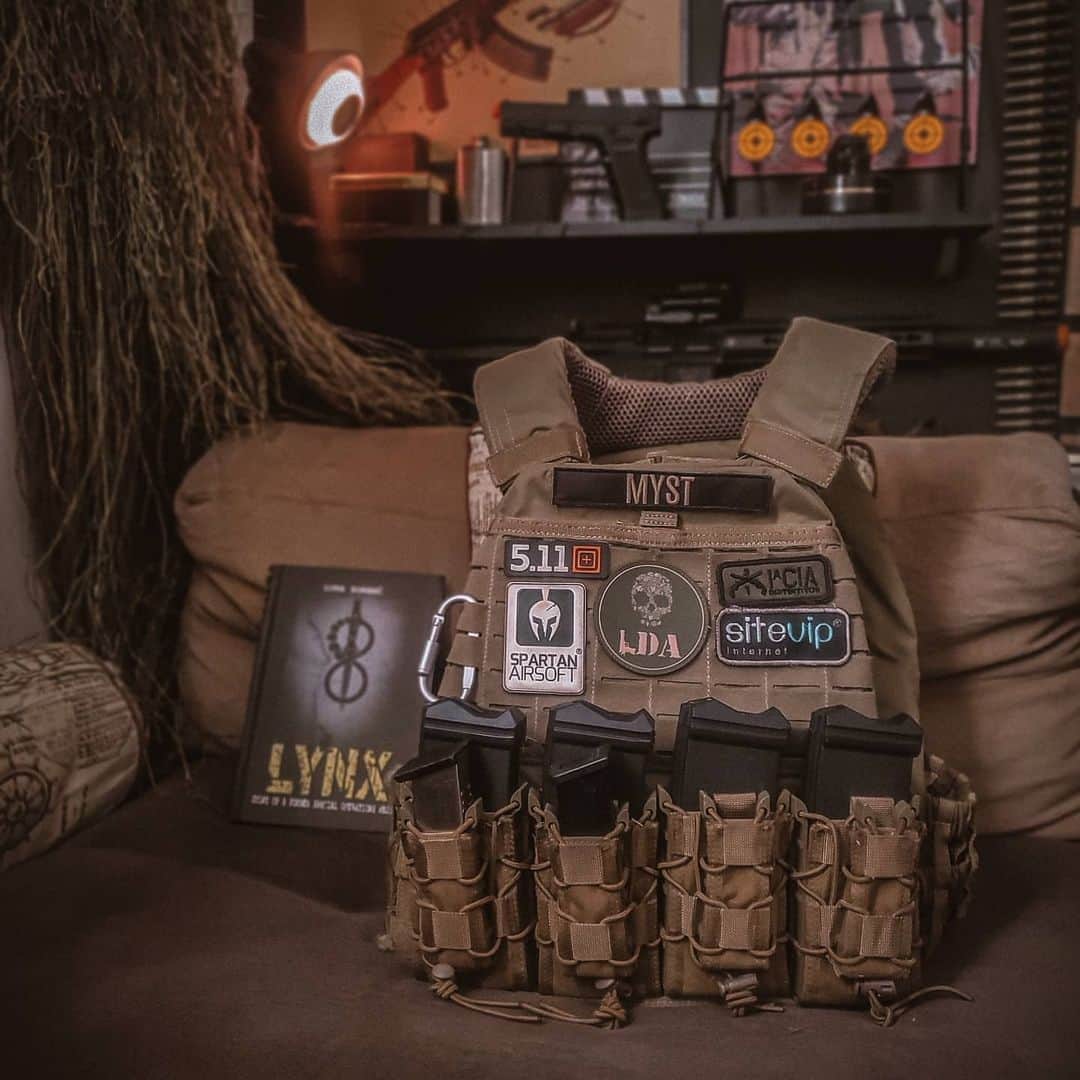 Anna Vargasのインスタグラム：「Vou começar a compartilhar um pouco mais sobre meus equipamentos e sobre o que eu já testei e recomendo. Esse é Plate Carrier TACTEC da @511tactical . É simplesmente perfeito em conforto, funcionalidade e durabilidade. Recomendo muito! A 5.11 é uma marca estadunidense de equipamentos táticos, muito aclamada por ser padrão elite e atender às demandas de forças de segurança no mundo todo. São produtos feitos para não falhar. Produtos feitos para oferecer confiança e conforto a operadores nas condições mais hostis que se possa imaginar. Aí você me pergunta: mas Myst, precisa de tudo isso pra um simples jogo de airsoft? E eu te respondo com toda a honestidade: Não, não precisa. Se você quiser pode até jogar sem colete. . No airsoft, as funções do Plate Carrier se limitam a: 1- Um pouco mais de proteção (apesar que as bolinhas têm uma preferência especial por atingir as frestas do colete); 2- Porta-trecos: Facilita muito ter os itens necessários bem acomodados, o peso desses itens bem distribuído ao redor do corpo e tudo rapidamente ao alcance; 3- Um pouco mais de realismo à experiência, tanto na questão do condicionamento físico (o corpo se habitua a fazer atividades intensas com peso e compressão extra), quanto na questão do embuste nosso de cada dia. Afinal, a maioria de nós ama fazer cosplay de SF.🤭😏 . Então não precisa do MELHOR plate carrier do mercado só pra trocar uns tiros de bolinha com amigos no fim de semana. Mas a gente sabe que a ostentação por aqui é forte, né? 😁💸 Tem muita gente que, além de buscar a melhor qualidade e durabilidade, também encontra PRAZER em pesquisar e adquirir os equipamentos mais legais que o dinheiro pode comprar e que o estado nos permite possuir. É o tal do hobby dentro do hobby. Estando dentro das normas, cada um se diverte nesse esporte como lhe aprouver.🙌🏻👊🏻 .... Ps. Ao lado do Plate Carrier, o livro Lynx, escrito pelo ex médico das Operações Especiais da Eslovênia,  @luka_zorenc , o qual estou lendo e AMANDO! (Porque, né mores, como diz a galera do @tacticalroom , somos "thinkers before shooters". 😌😘) . #511 #iam511 #alwaysbeready #milsim #airsoft #lynxbook #thinkersbeforeshooters #platecarrier #tactical #tacticool」