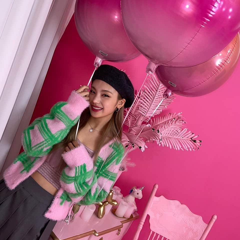 ITZYさんのインスタグラム写真 - (ITZYInstagram)「Pink balloons🎈🎀」1月30日 1時34分 - itzy.all.in.us
