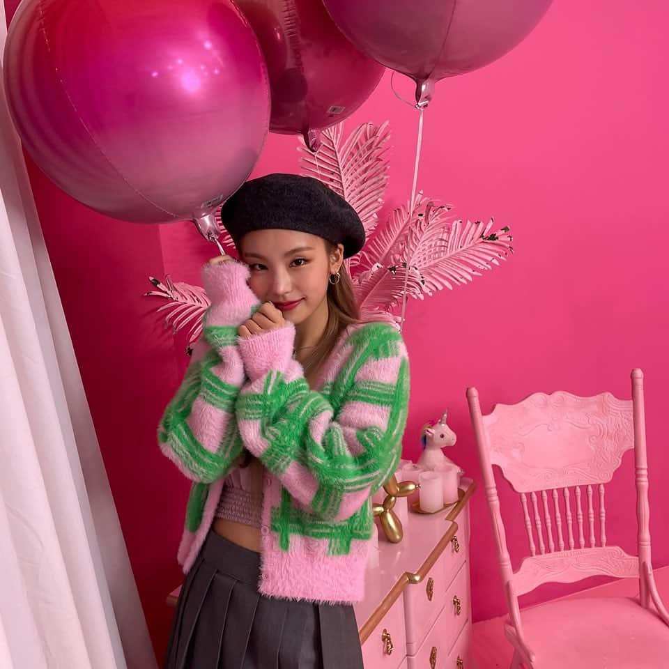 ITZYさんのインスタグラム写真 - (ITZYInstagram)「Pink balloons🎈🎀」1月30日 1時34分 - itzy.all.in.us