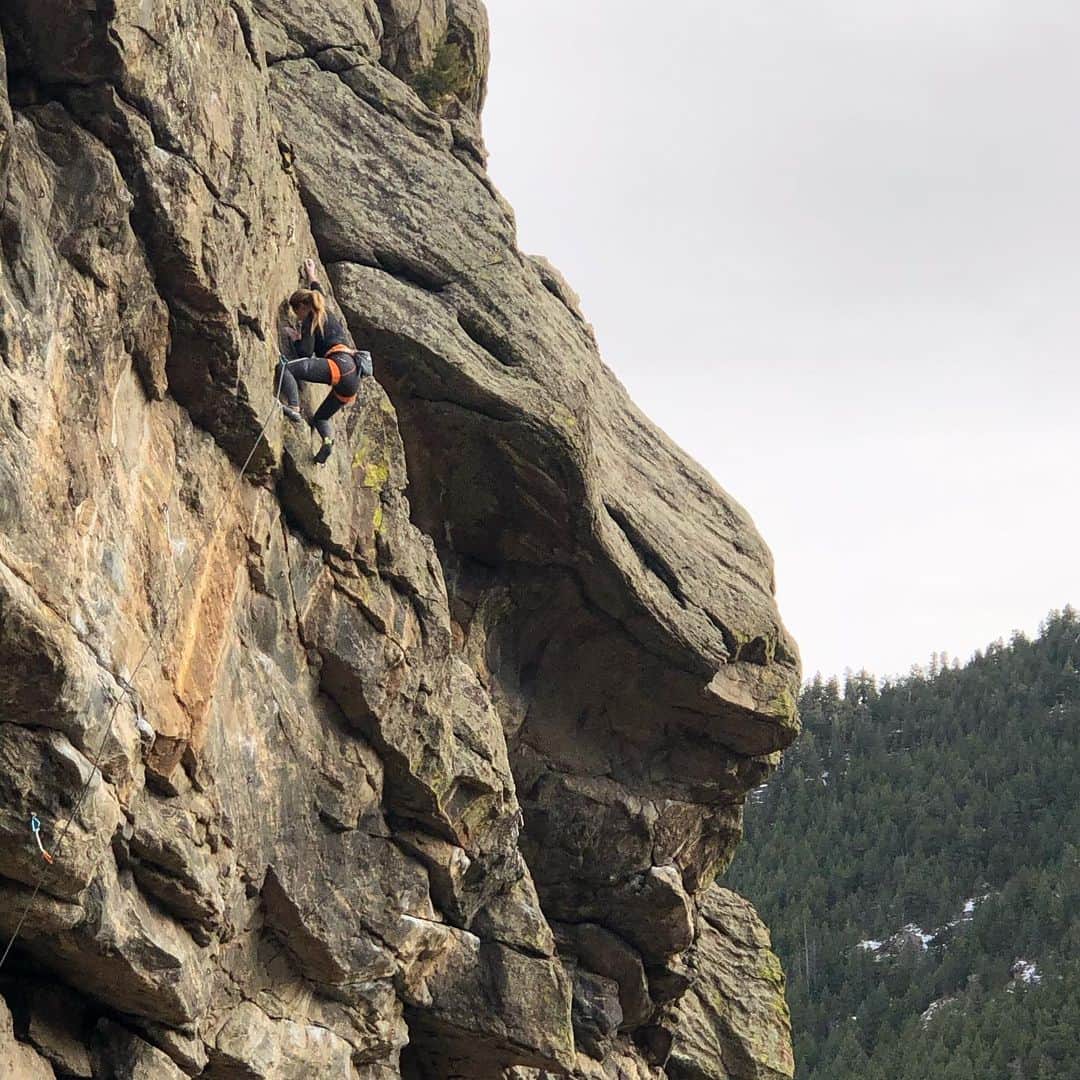 サッシャ・ディギーリアンのインスタグラム：「For the first time in 8 months, I felt a taste of what climbing used to feel like again. I hiked up to the crag without serious difficulty, I lead climbed for the first time outside, and I surprisingly sent a 5.13. I have a long road to go still, full of PT, one more surgery (to remove my 6 screws!) and a whole lot of training... but it was a good day and I am grateful 🙏🏼 @laura__capps @kevin__capps」